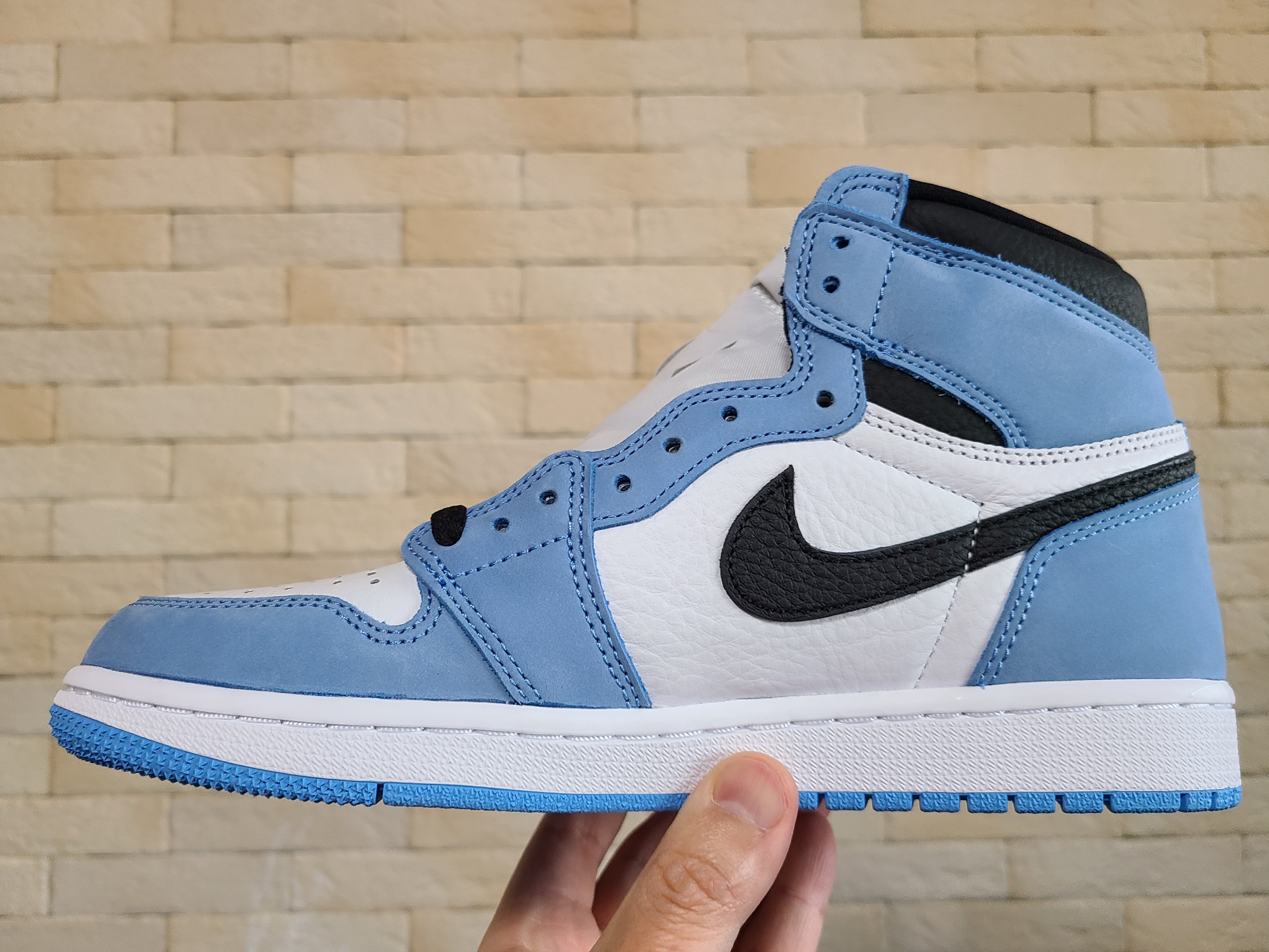 Jordan 1 Retro High OG University Blue 착용 스타일 - 3