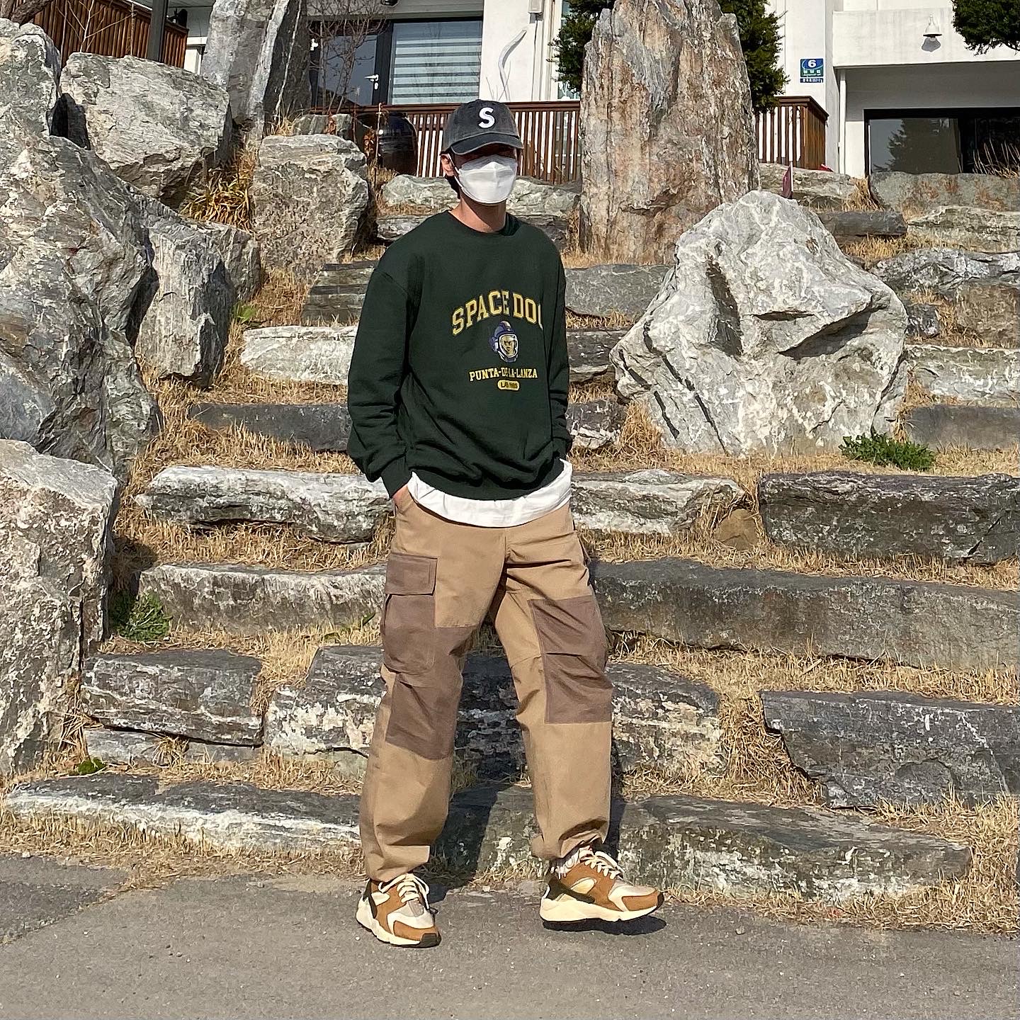Nike x Stussy Air Huarache LE Desert Oak, Supreme Pigment Print S Logo 6-Panel Black - 20SS 착용 스타일 - 1