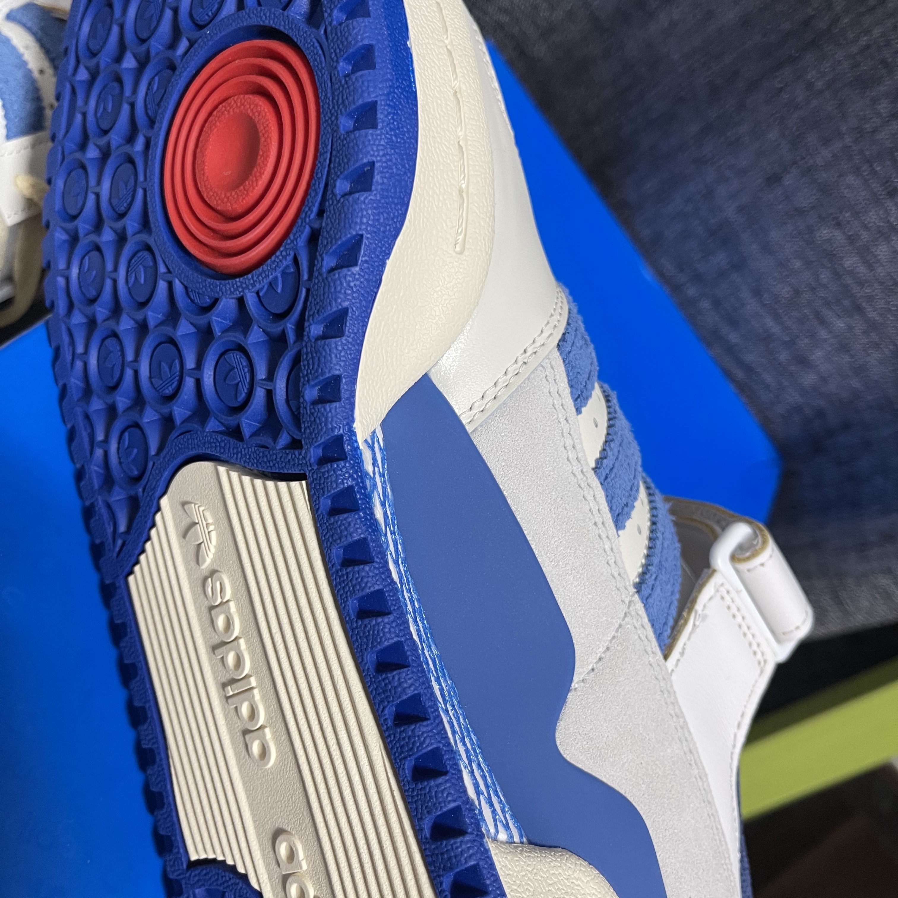 Adidas OG Forum 84 Low Blue Thread 착용 스타일 - 4