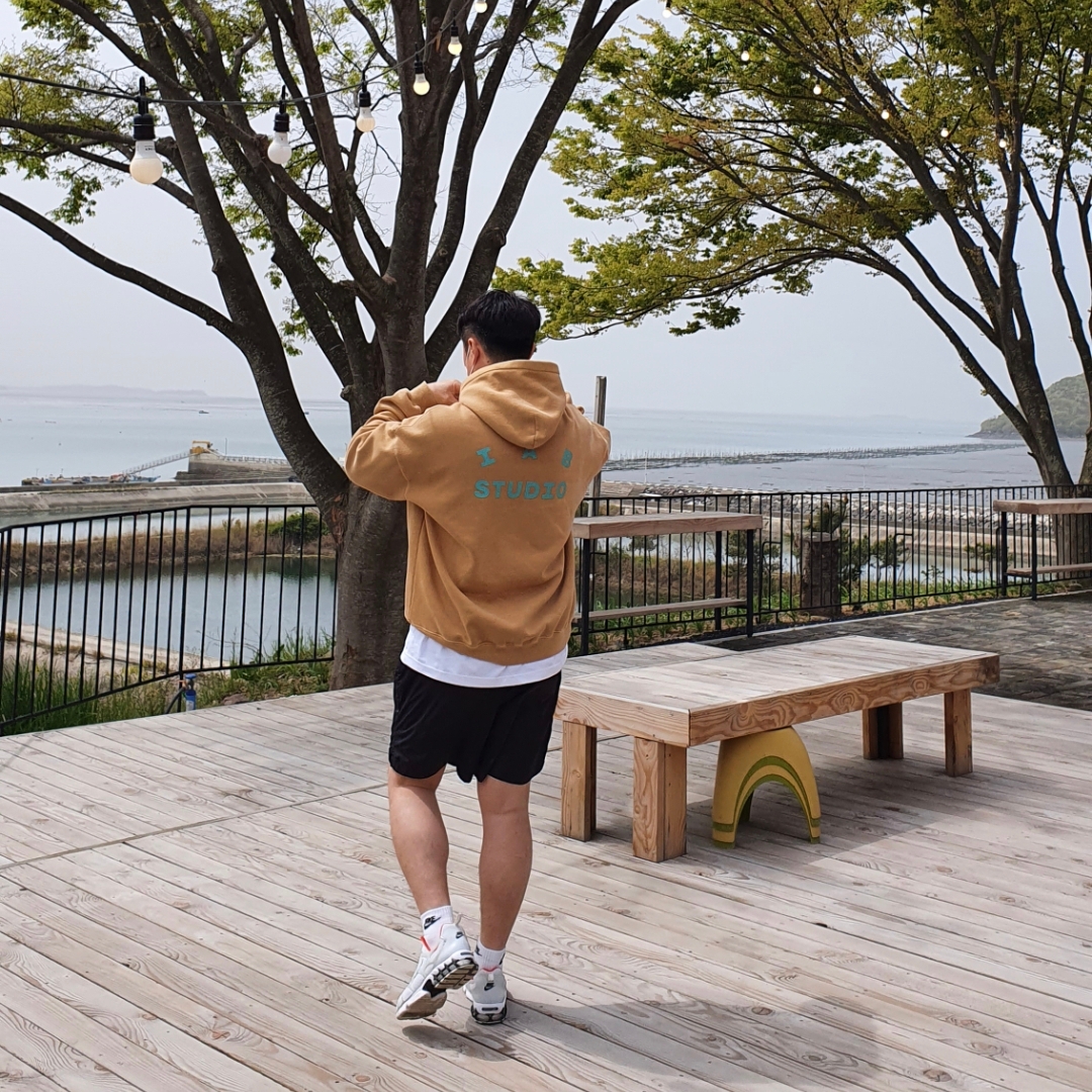 IAB Studio Hoodie Camel Yellow, Nike x Stussy Air Zoom Spiridon Kukini White 착용 스타일