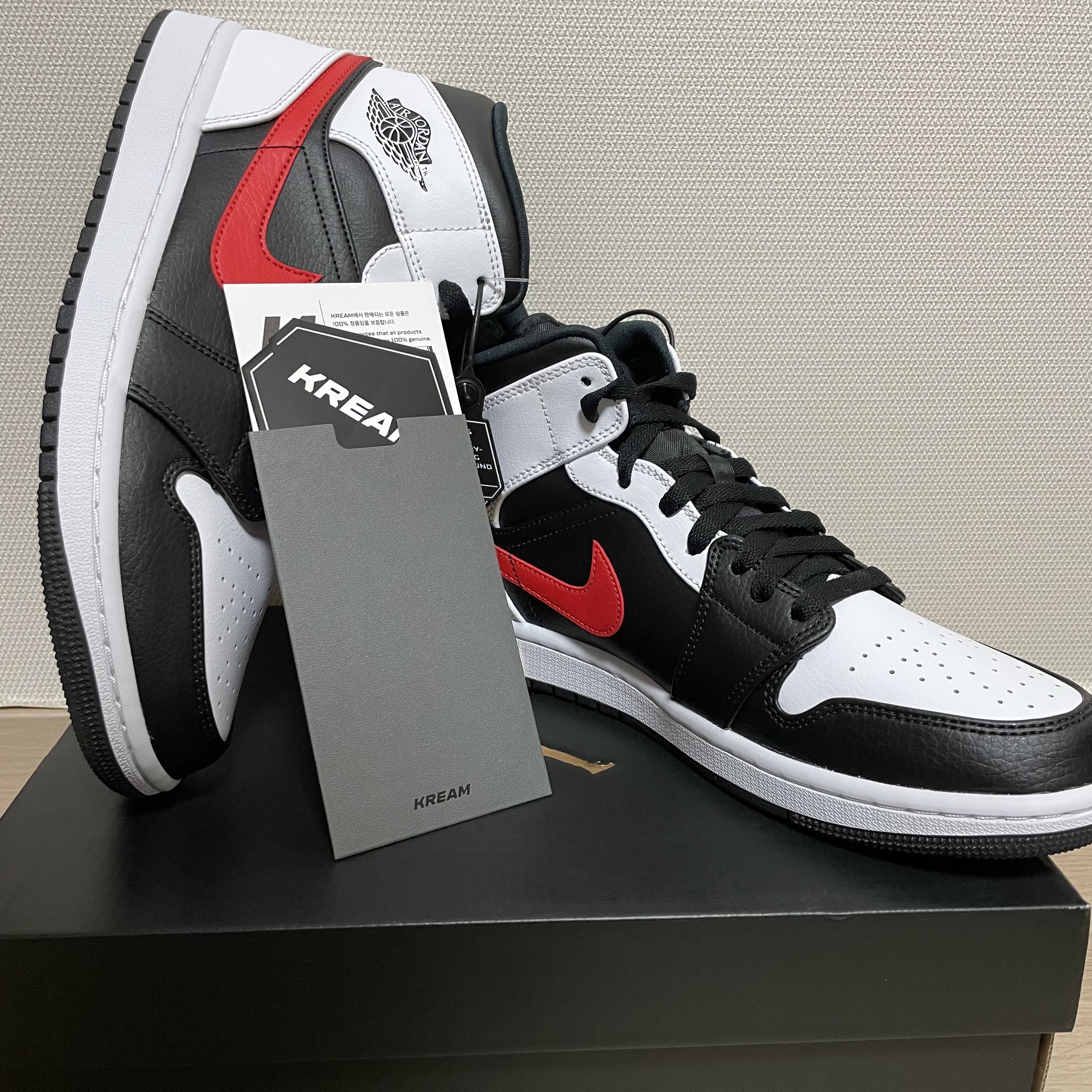 Jordan 1 Mid Black Chile Red 착용 스타일