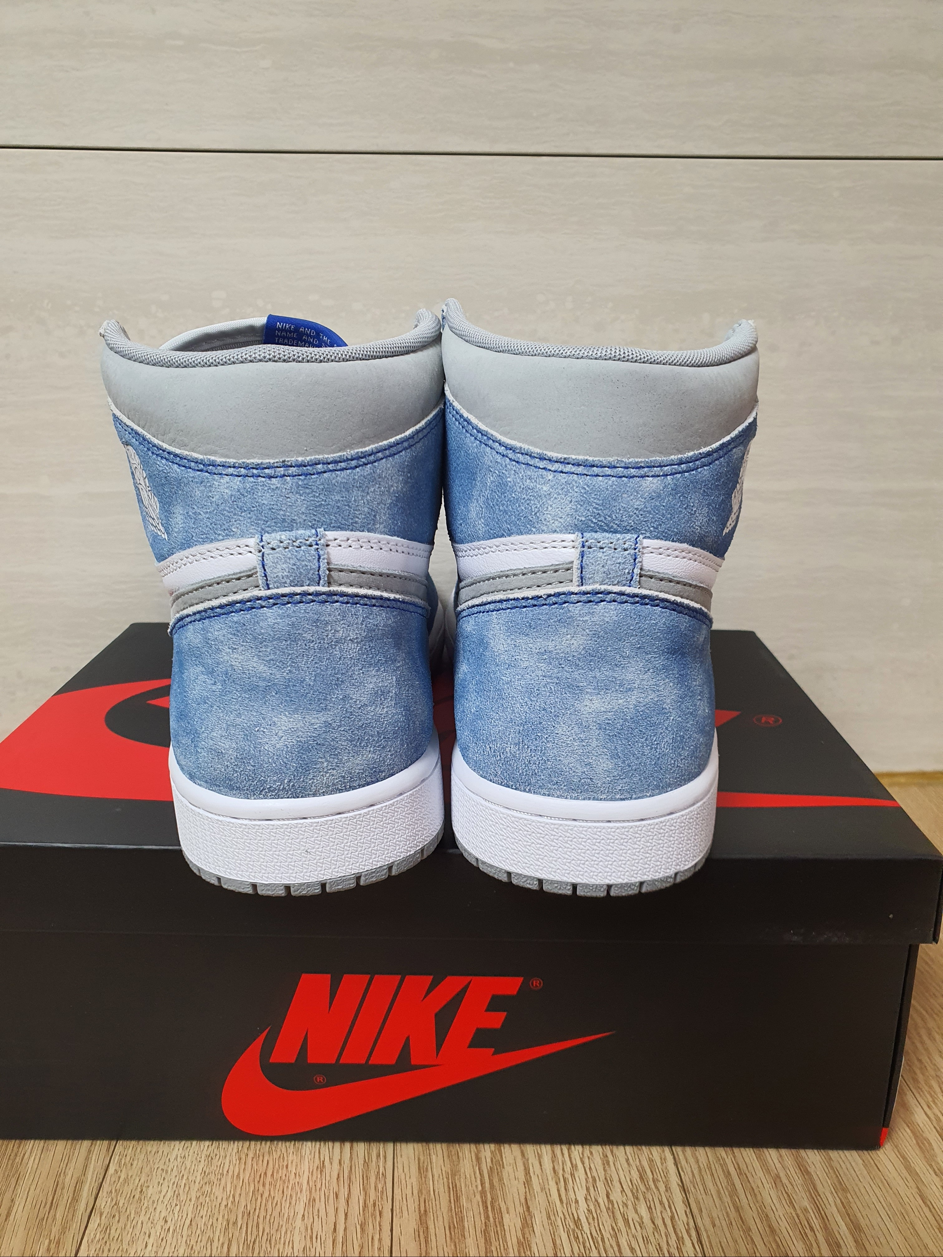 Jordan 1 Retro High OG Hyper Royal 착용 스타일 - 3