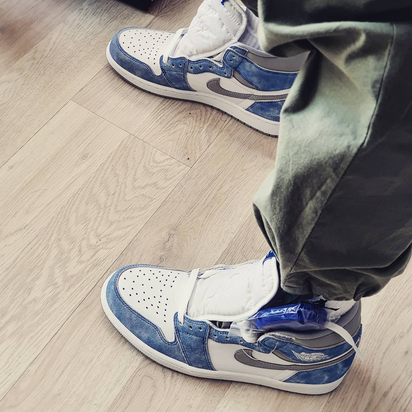 Jordan 1 Retro High OG Hyper Royal 착용 스타일 - 3