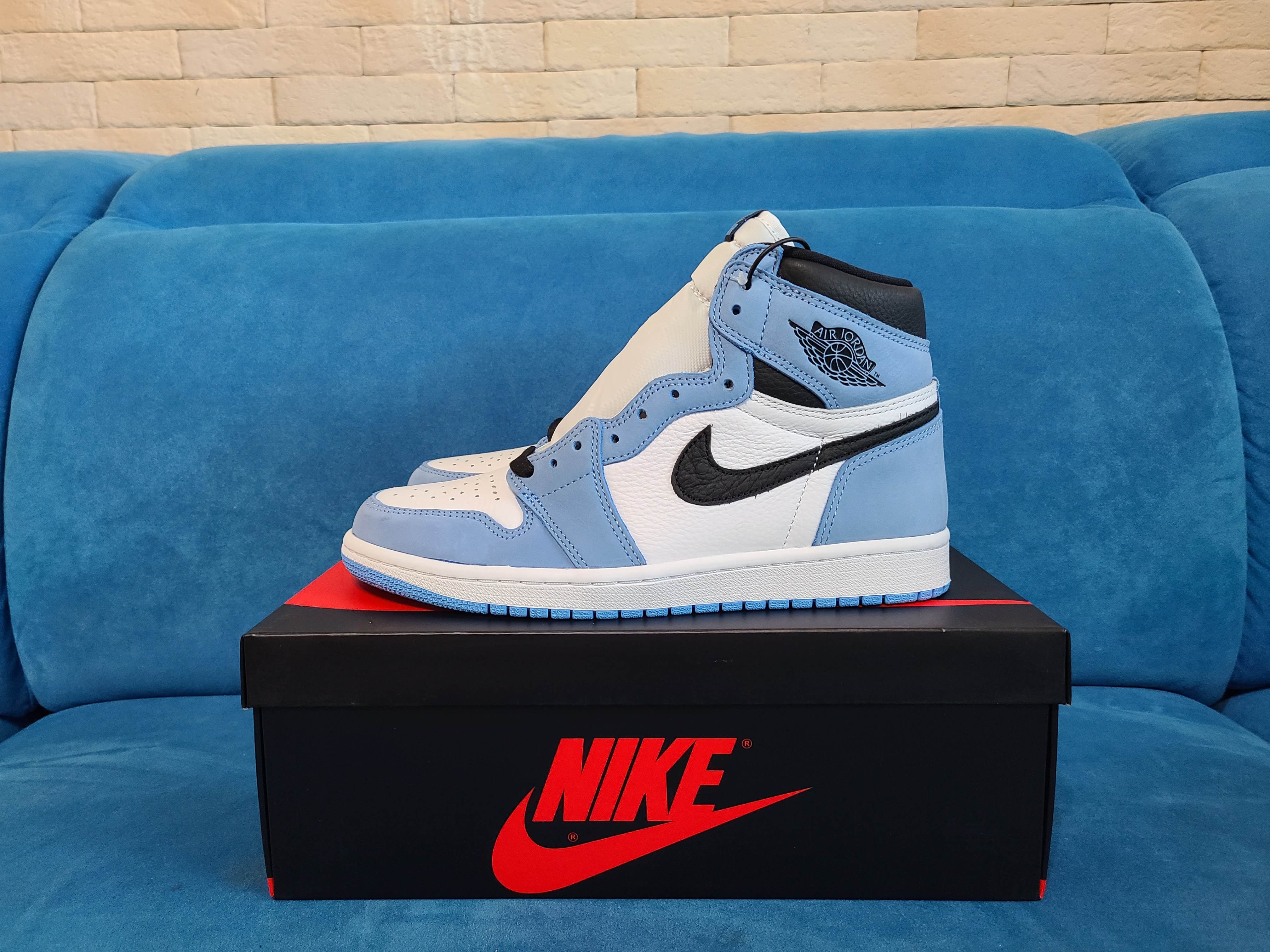 Jordan 1 Retro High OG University Blue 착용 스타일 - 1