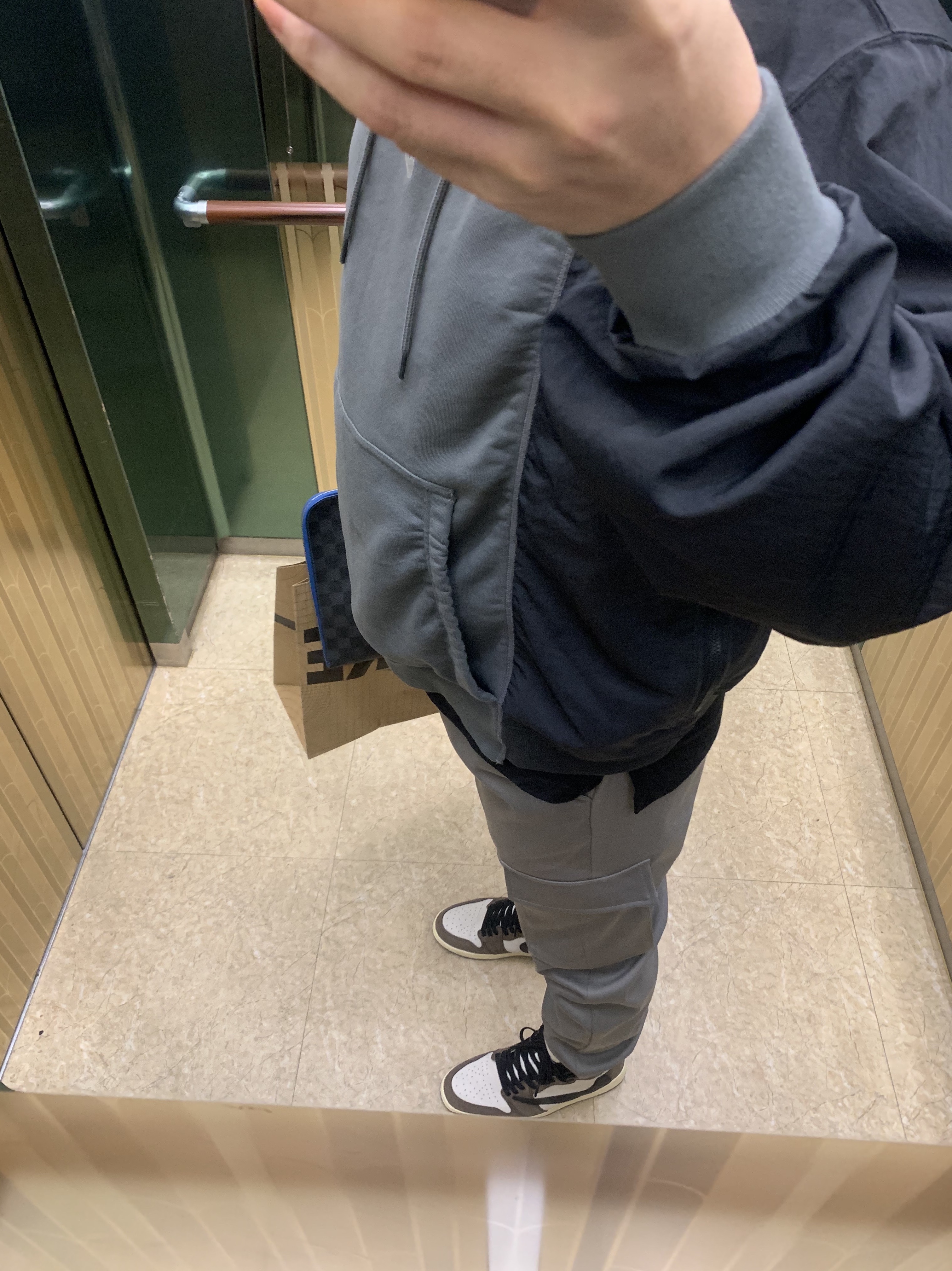 Jordan 1 x Travis Scott Retro High OG SP Mocha, Nike NSW Hoodie BRS Iron Grey 착용 스타일 - 1