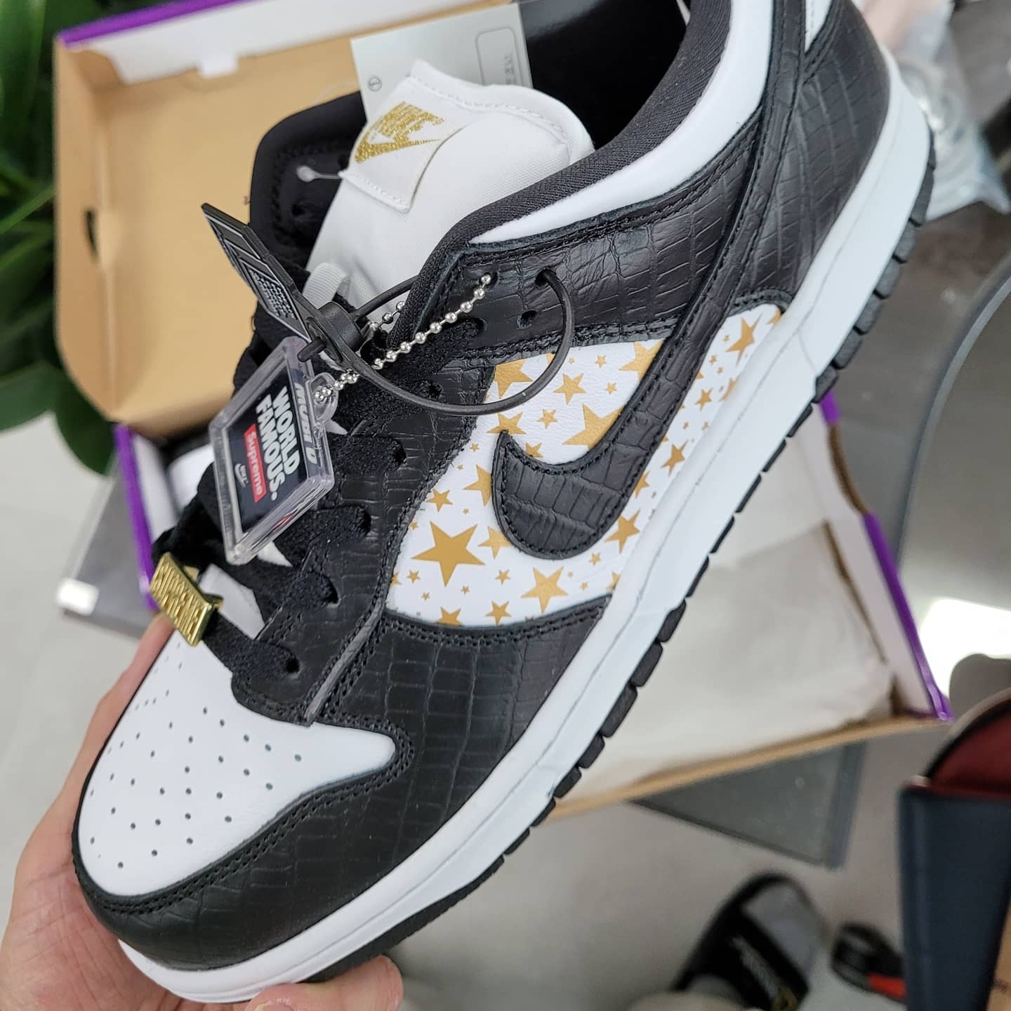 Nike x Supreme SB Dunk Low Black 착용 스타일 - 2