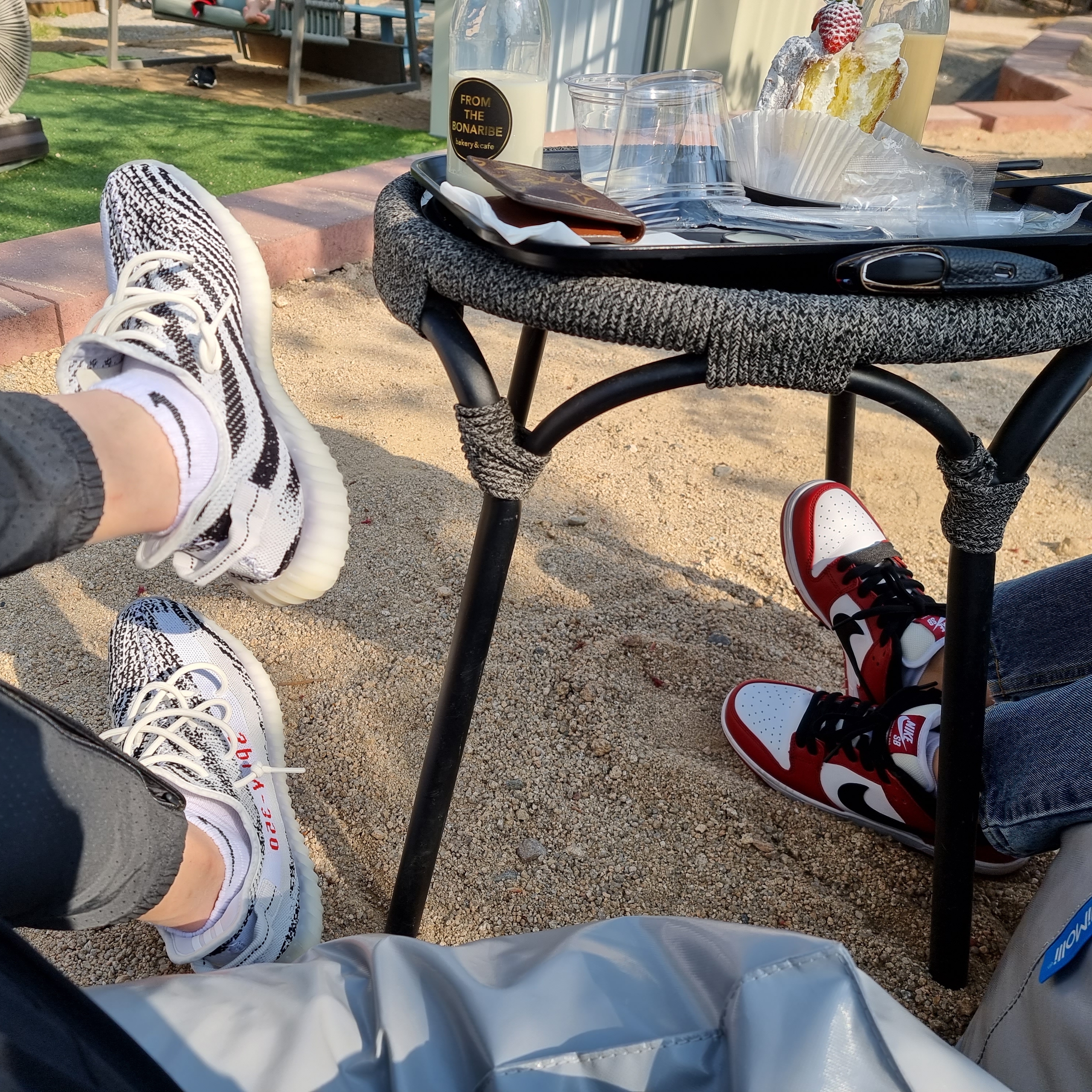 Adidas Yeezy Boost 350 V2 Zebra 2017/2019/2020, Nike SB Dunk Low Pro Chicago 착용 스타일