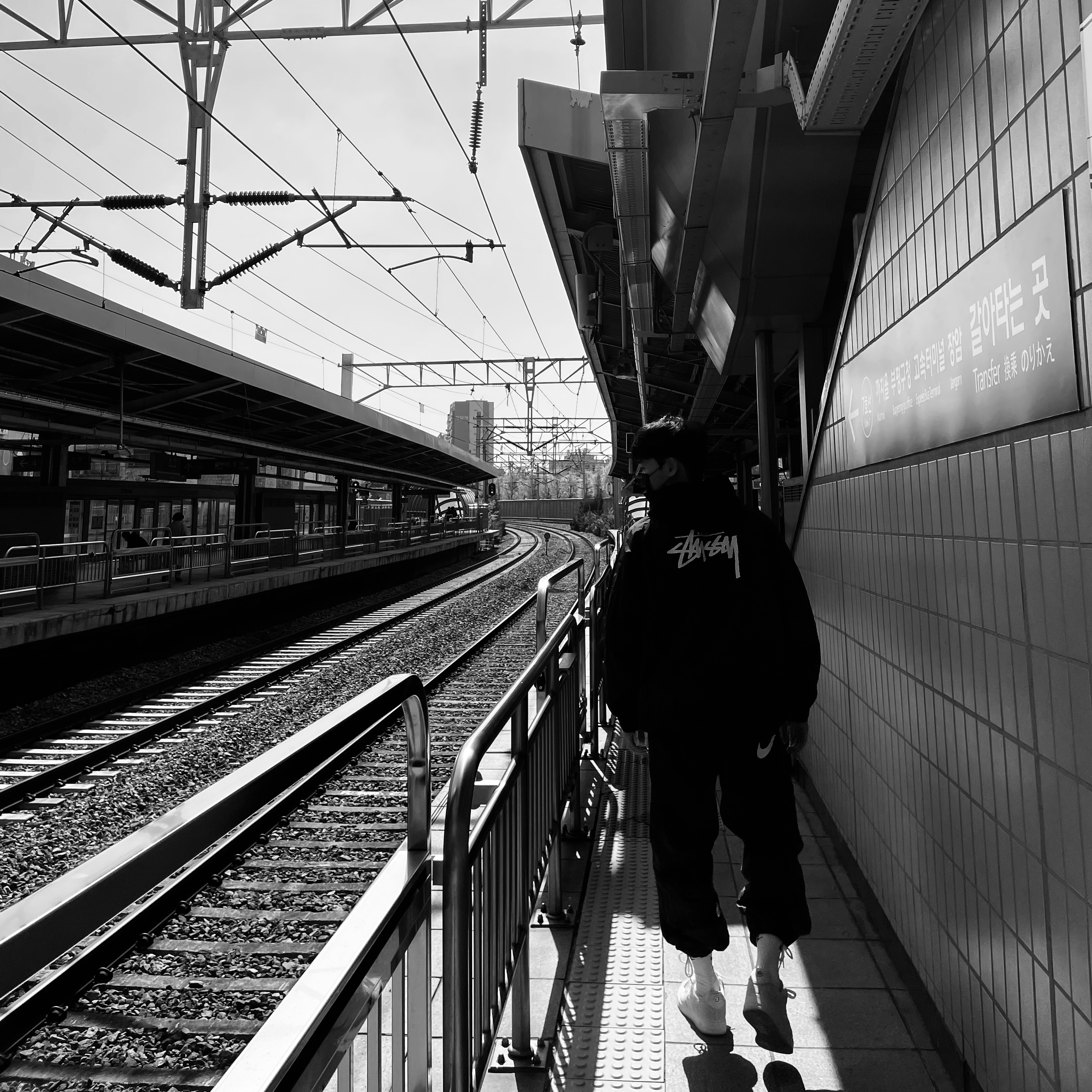 Nike x Stussy Windrunner Jacket Off Noir, Nike x Stussy Beach Pants Off Noir 착용 스타일