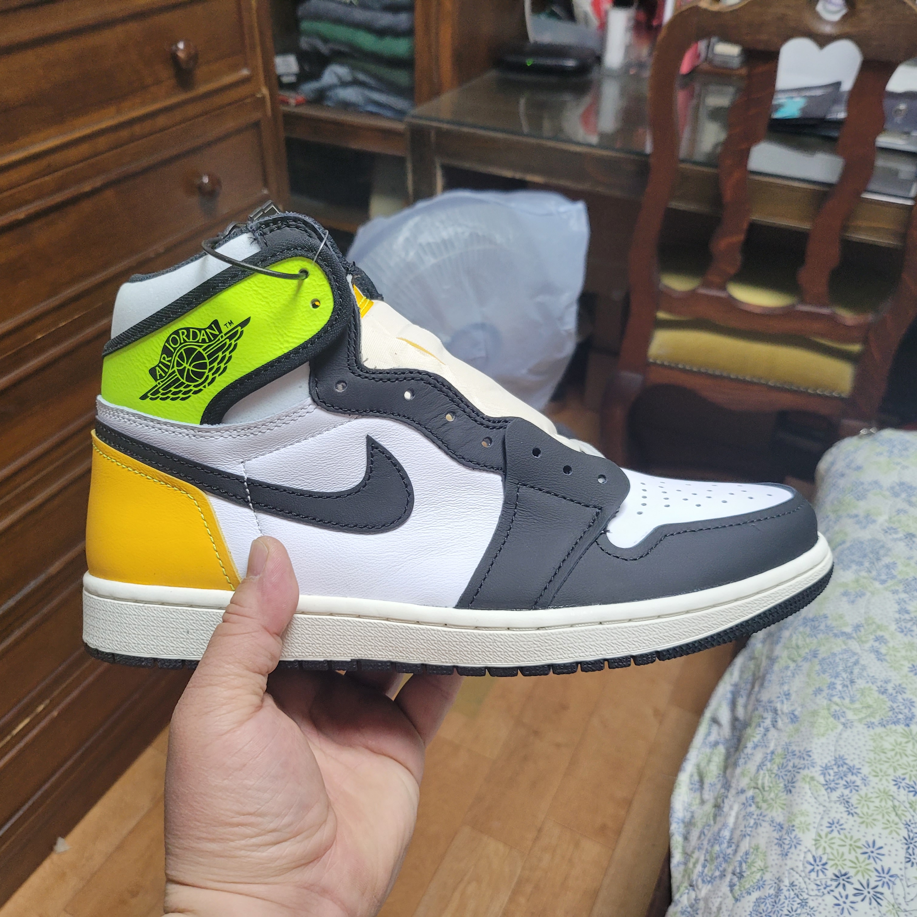 Jordan 1 Retro High OG Volt Gold 착용 스타일