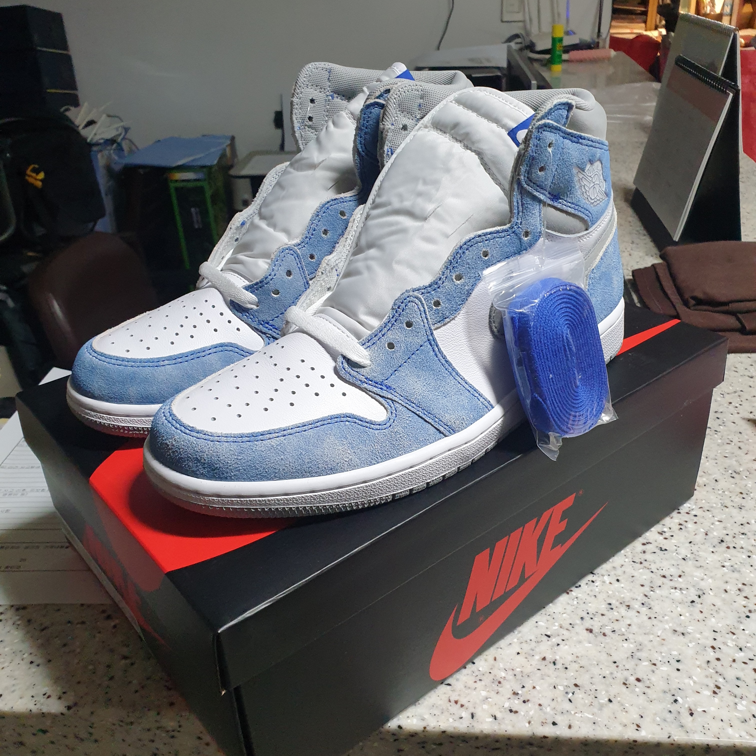Jordan 1 Retro High OG Hyper Royal 착용 스타일 - 3