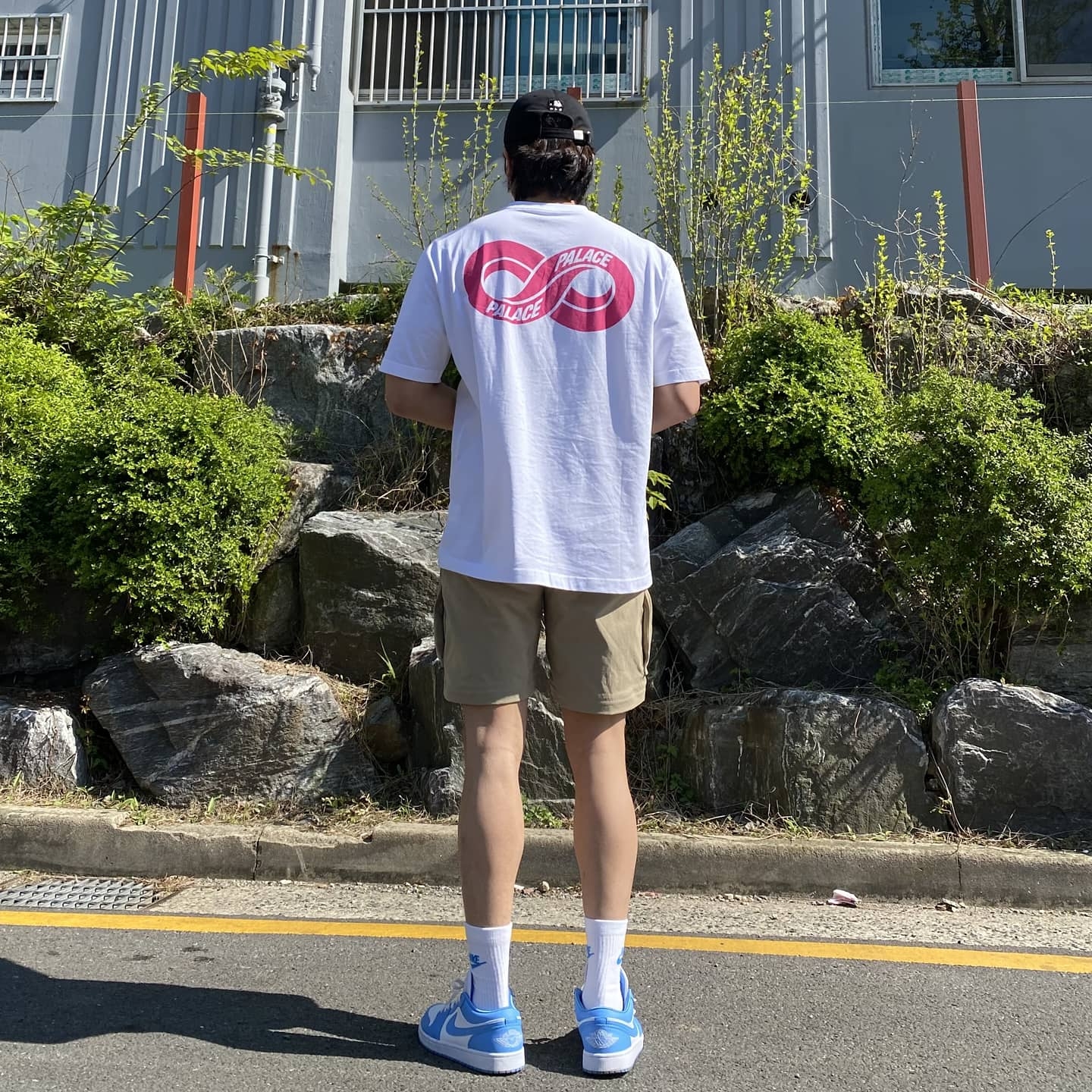 Palace Infinity T-Shirt White - 21SS, (W) Jordan 1 Low UNC University Blue 착용 스타일 - 2