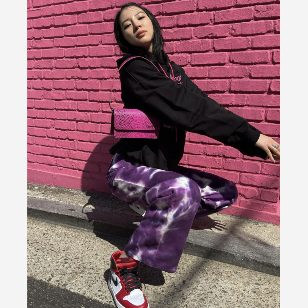 (W) Jordan 1 Retro High Satin Red 착용 스타일 - 2