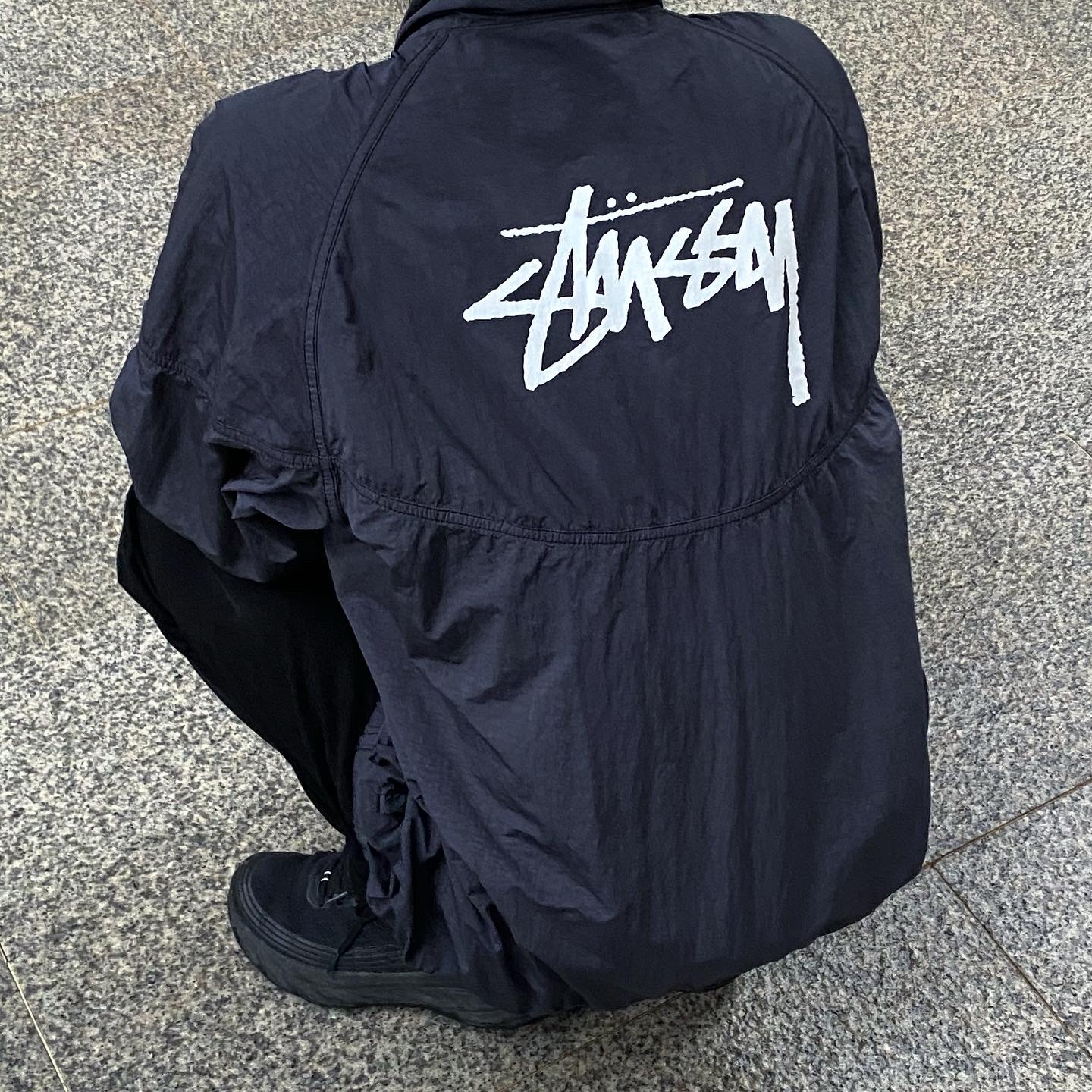 Nike x Stussy Windrunner Jacket Off Noir, Hoka Bondi 6 Black 착용 스타일 - 1