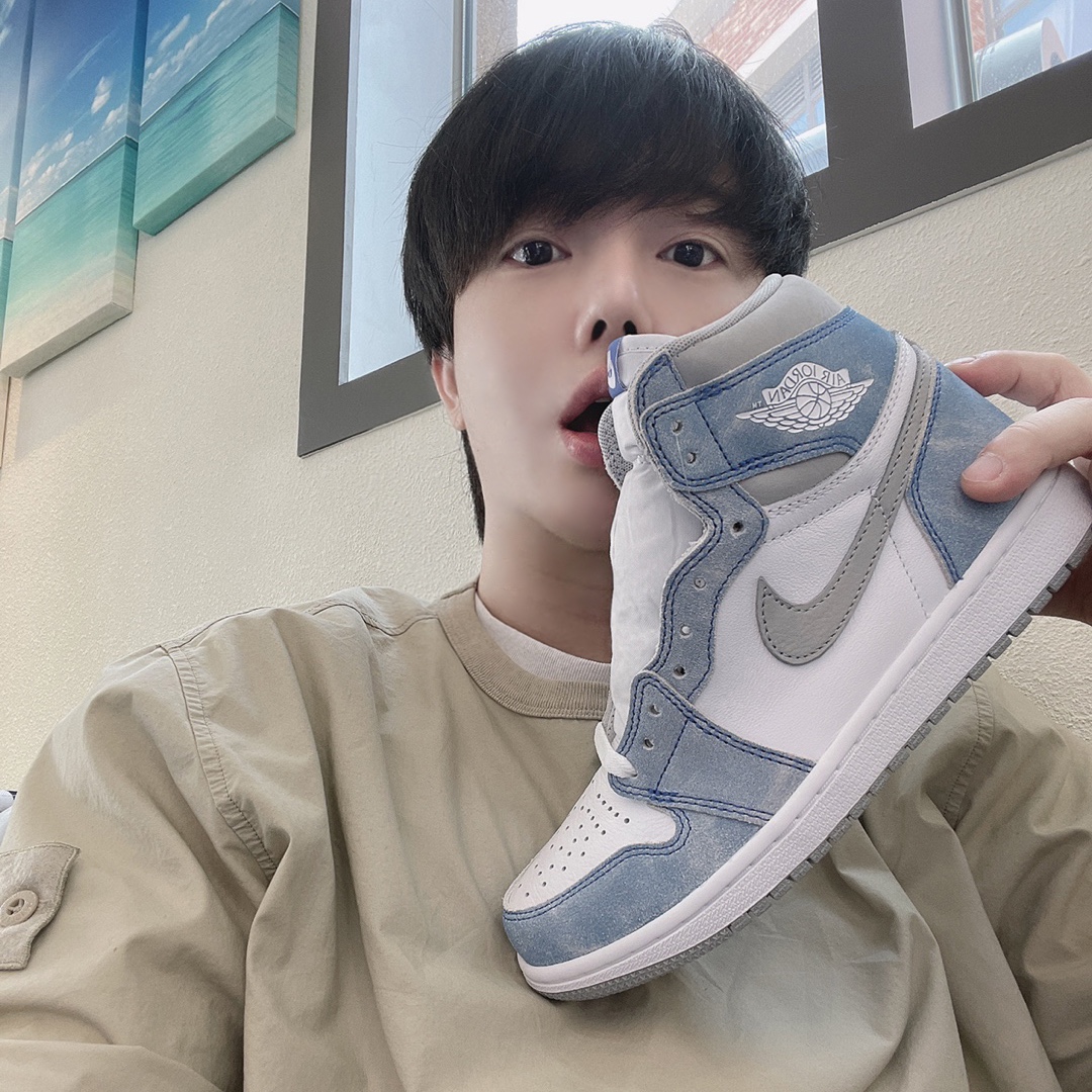 Jordan 1 Retro High OG Hyper Royal 착용 스타일 - 3