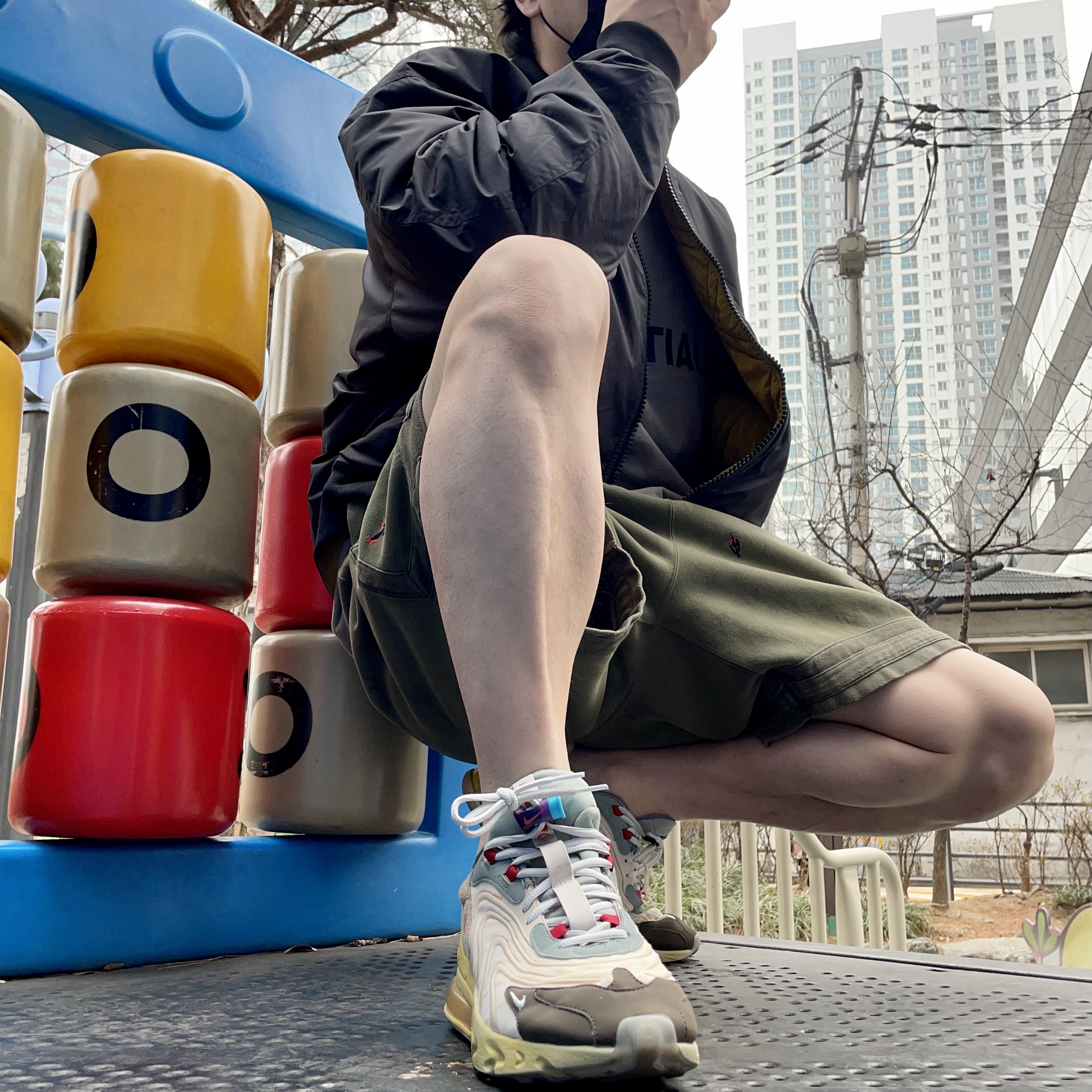 Nike x Travis Scott Air Max 270 React Cactus Trails, Jordan x Travis Scott Washed Suede Shorts 착용 스타일