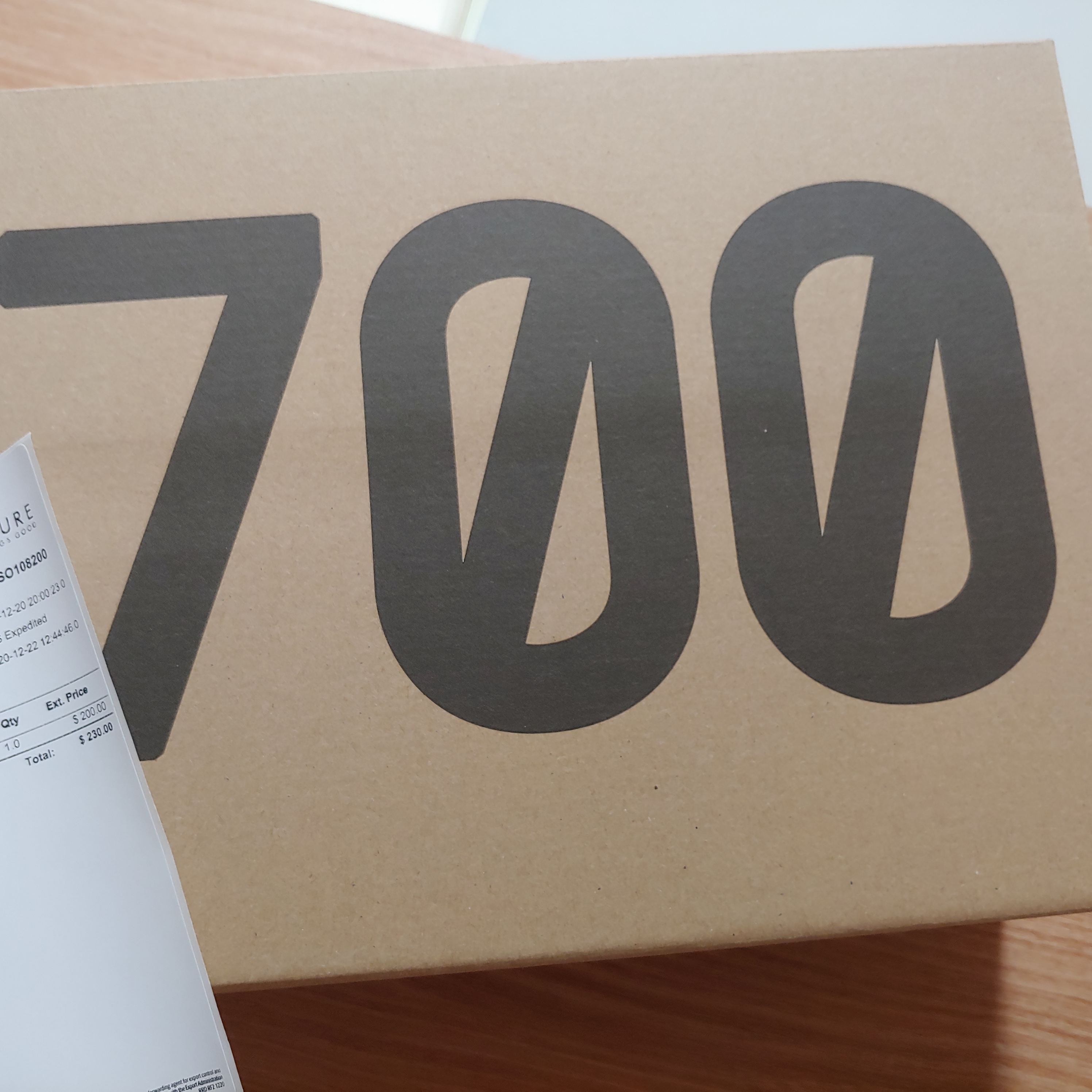 Adidas Yeezy 700 V3 Clay Brown 착용 스타일 - 3