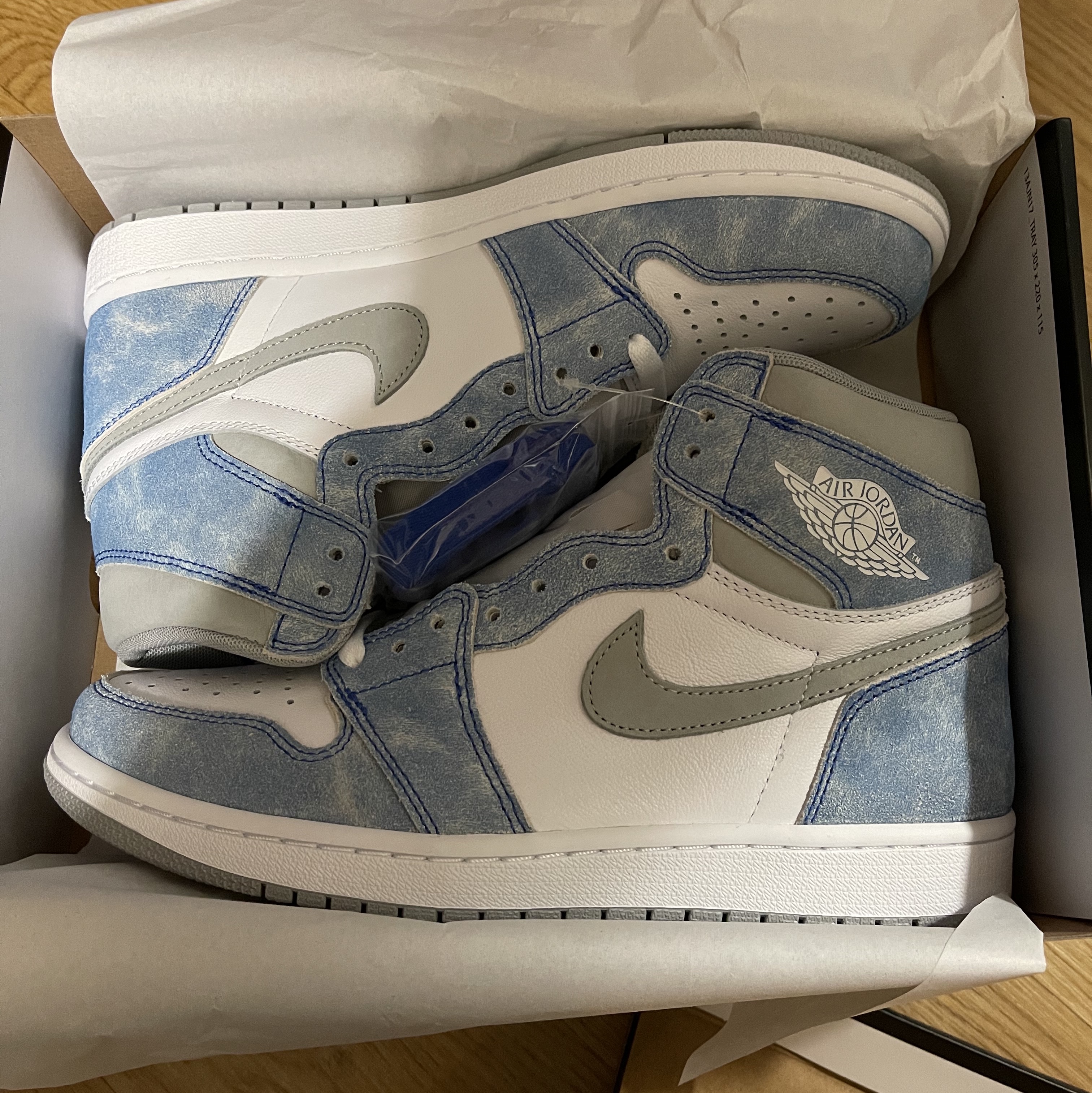 Jordan 1 Retro High OG Hyper Royal 착용 스타일