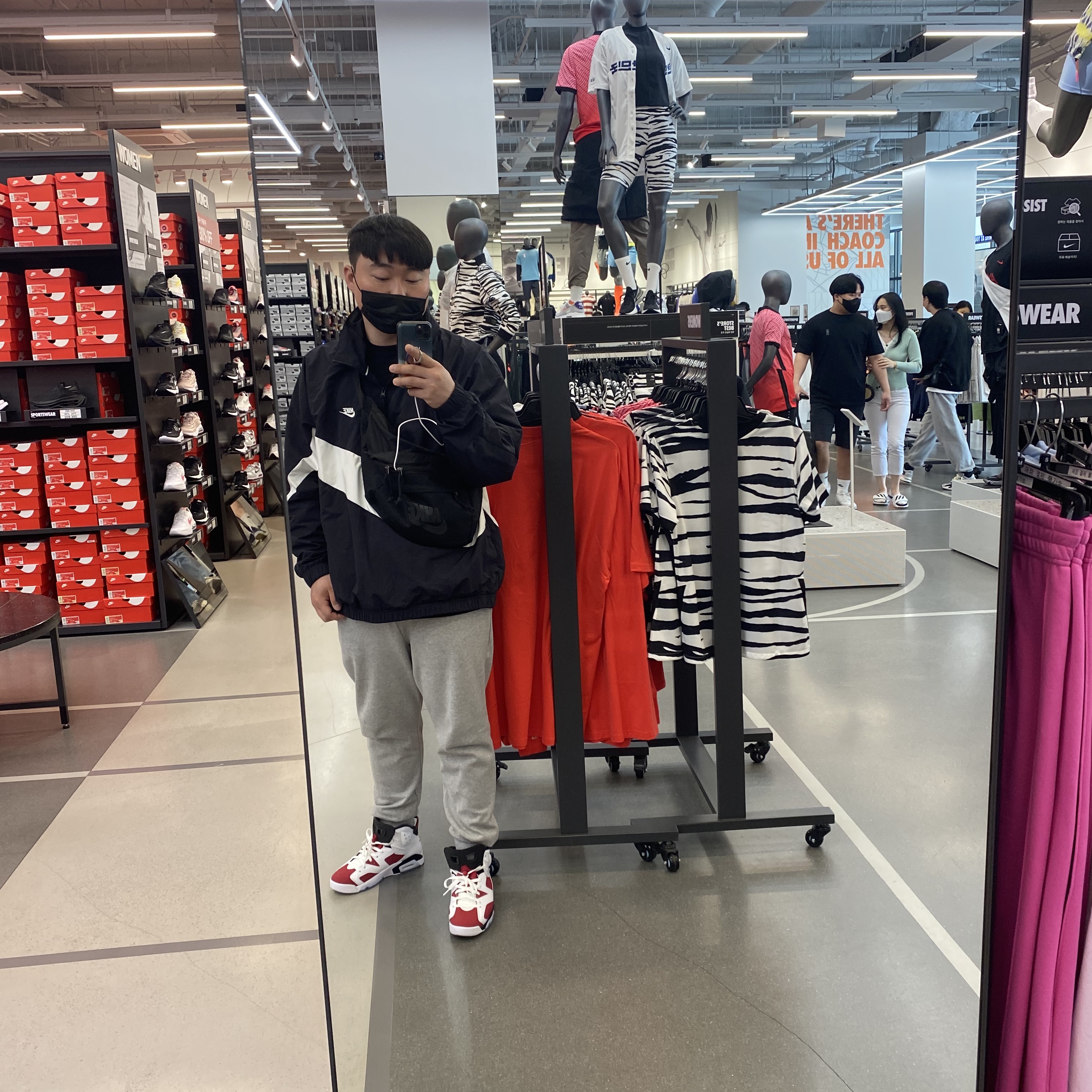 Jordan 6 Retro Carmine 2021 착용 스타일 - 2