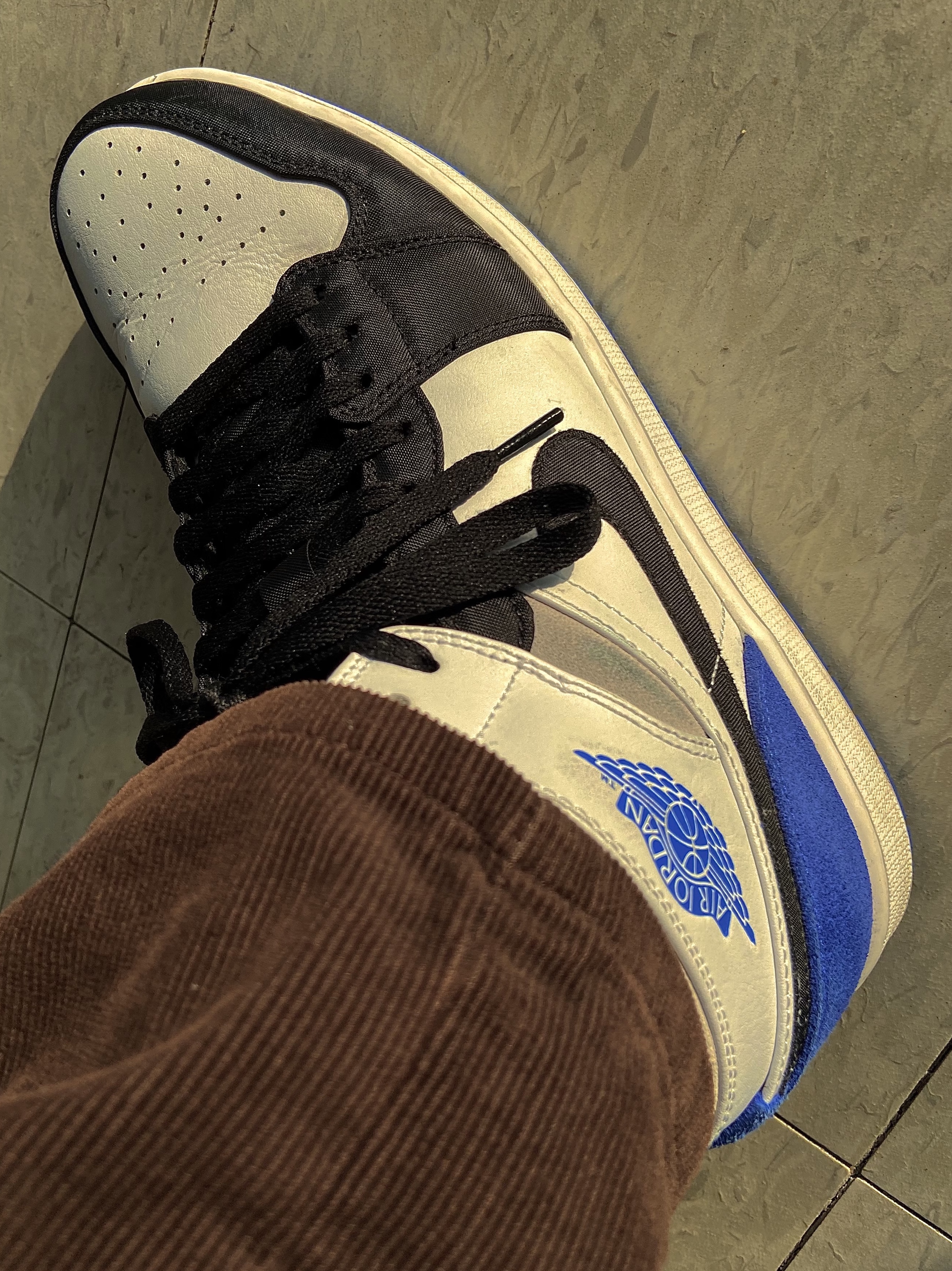 Jordan 1 Mid SE Hyper Royal 착용 스타일