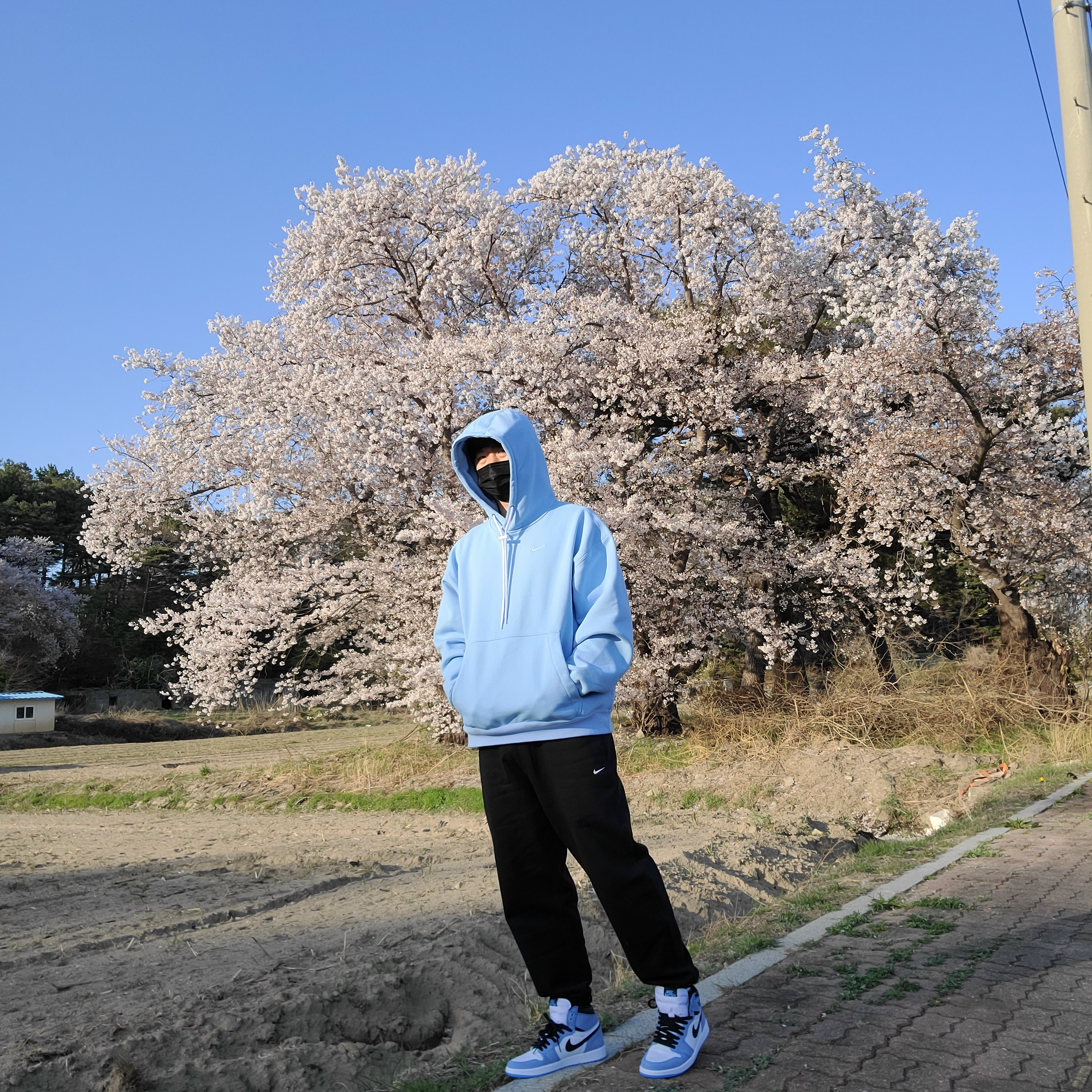 Jordan 1 Retro High OG University Blue, Nike M NRG Solo Swoosh Track Pants Black - Asia 착용 스타일