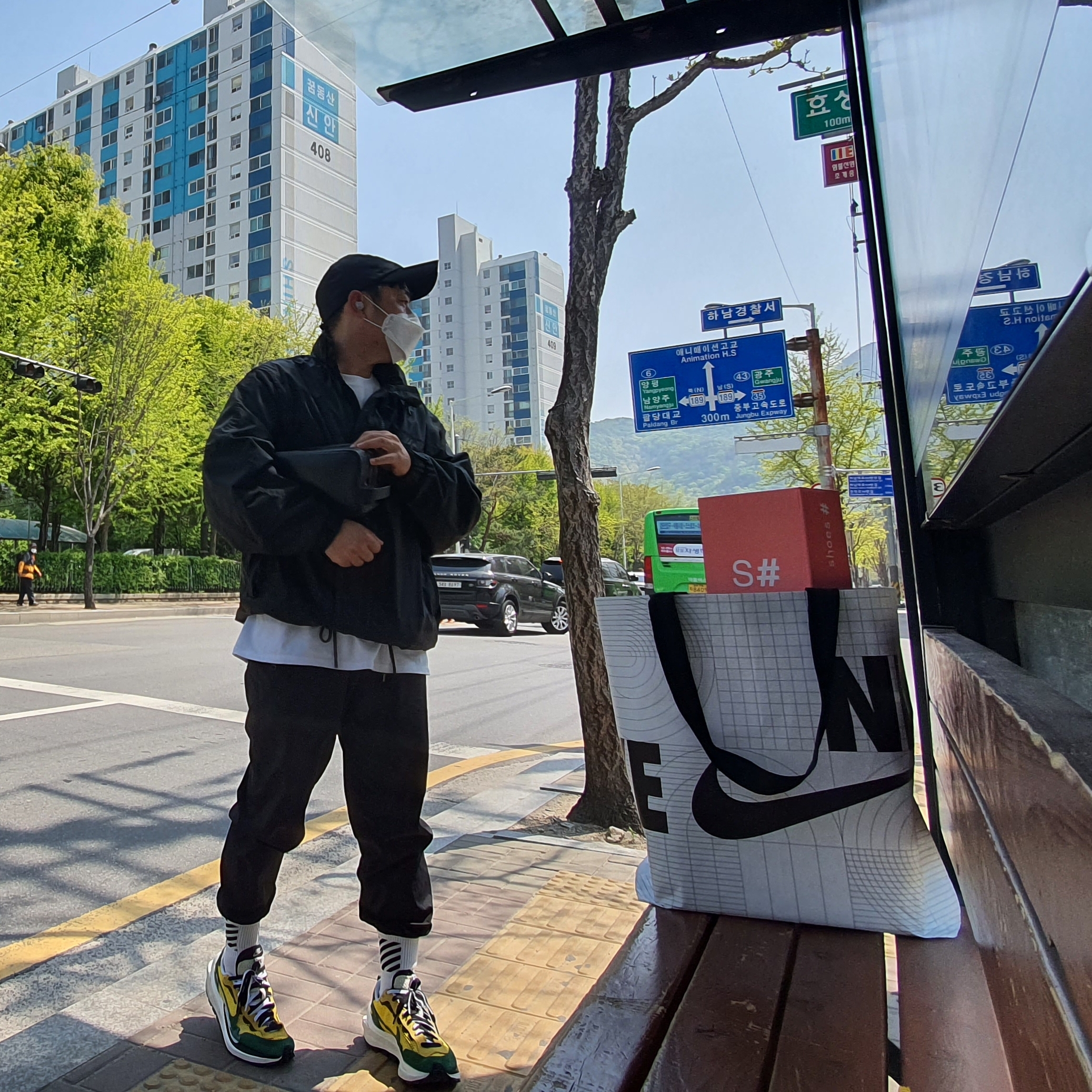 Nike x Sacai VaporWaffle Tour Yellow & Gorge Green Sail 착용 스타일