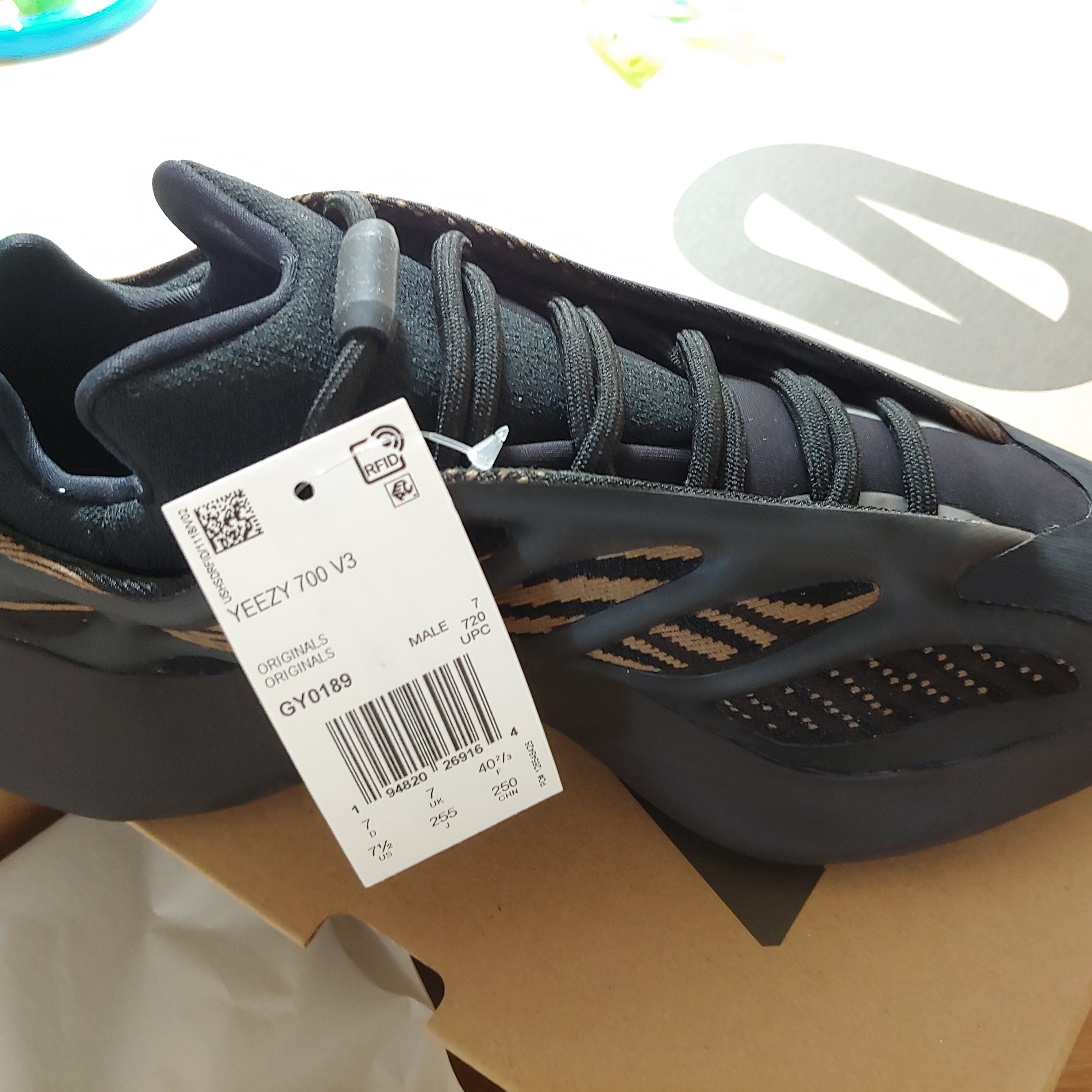 Adidas Yeezy 700 V3 Clay Brown 착용 스타일 - 2
