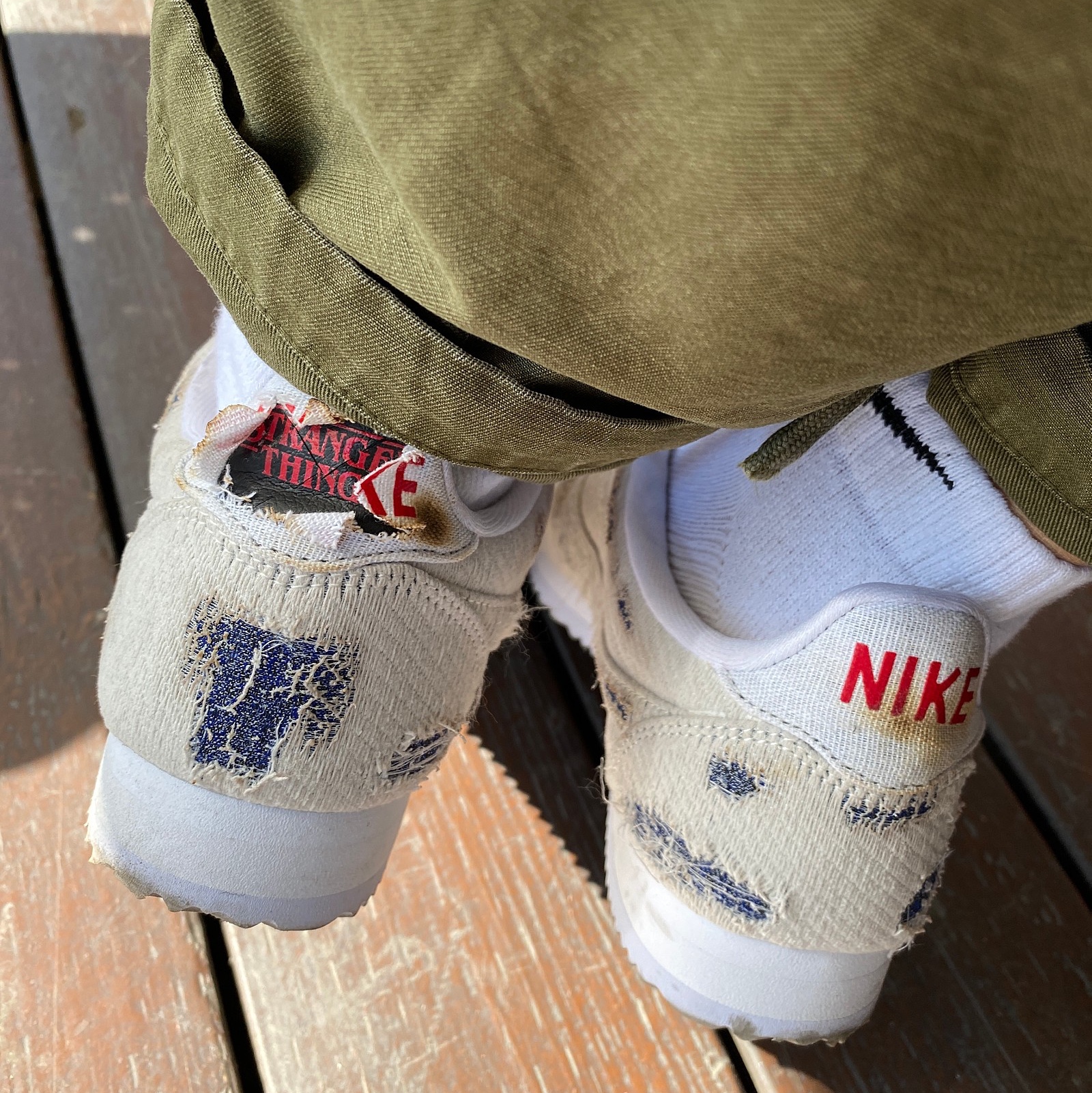 Nike x Stranger Things Classic Cortez Sail Upside Down Pack 착용 스타일 - 3