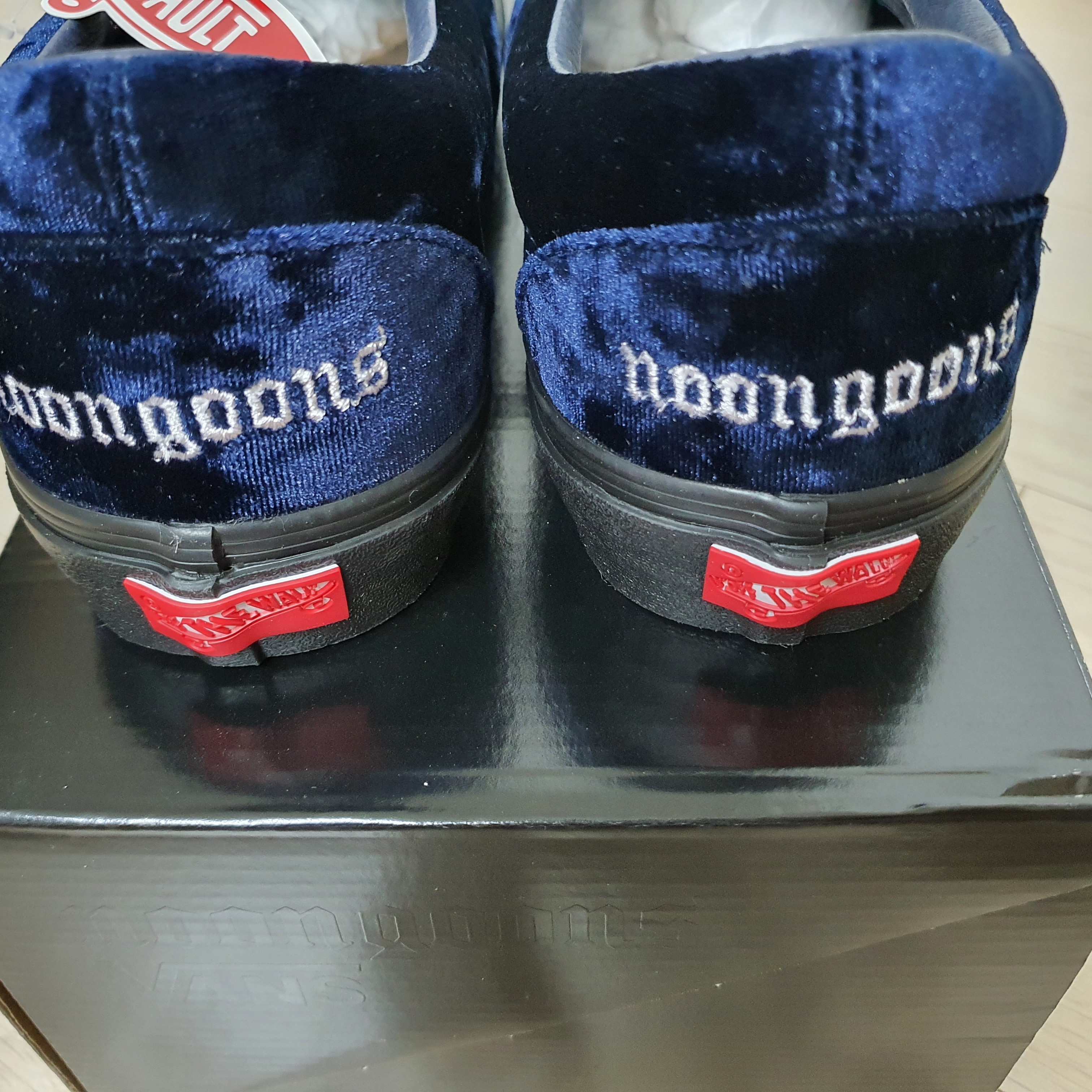 Vans Vault x Noon Goons Classic Slip-On LX Blue Velvet 착용 스타일 - 3