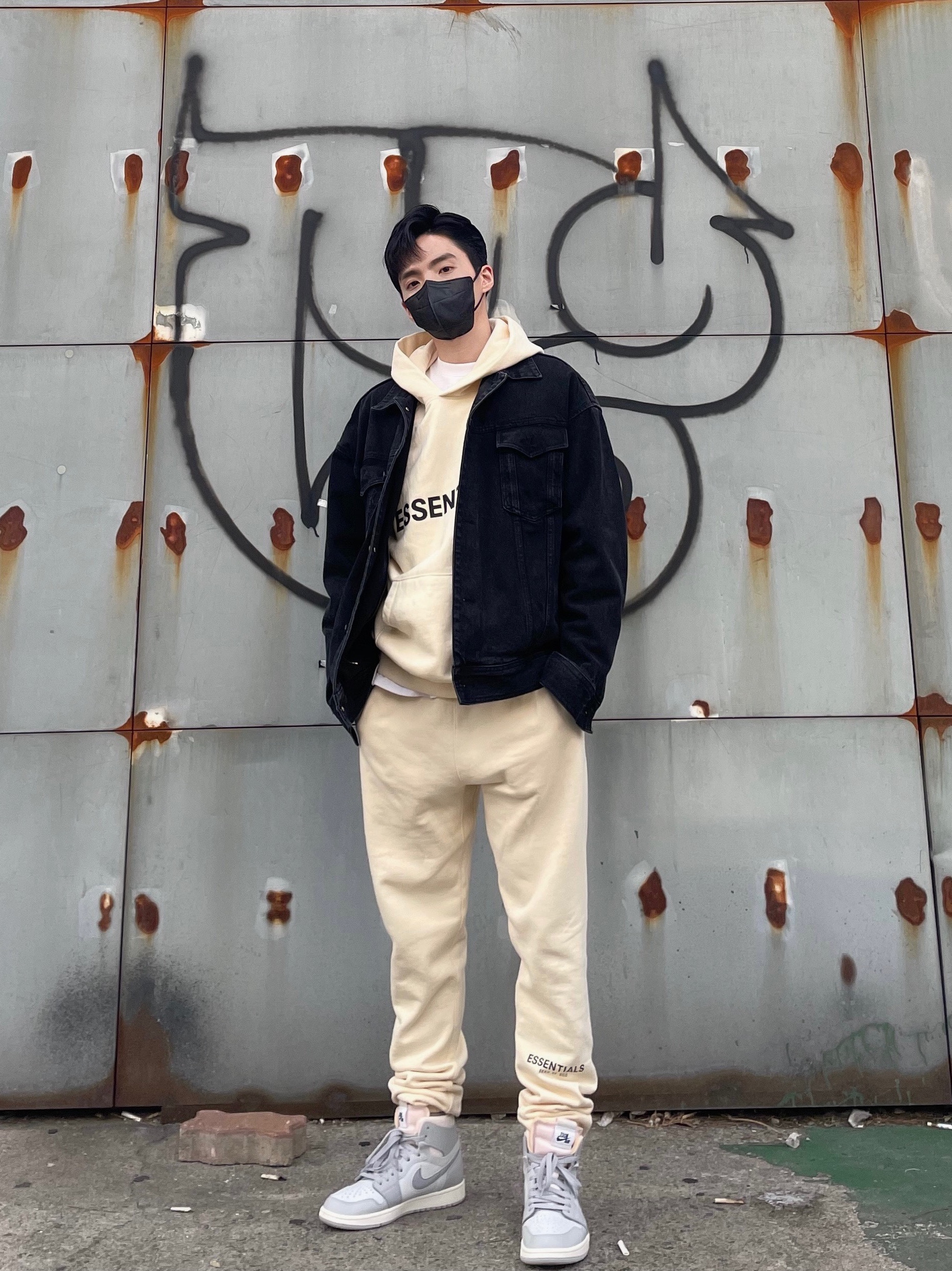 Jordan 1 Zoom Air CMFT London, Essentials 3D Silicon Applique Pullover Hoodie Buttercream 2020 착용 스타일 - 1