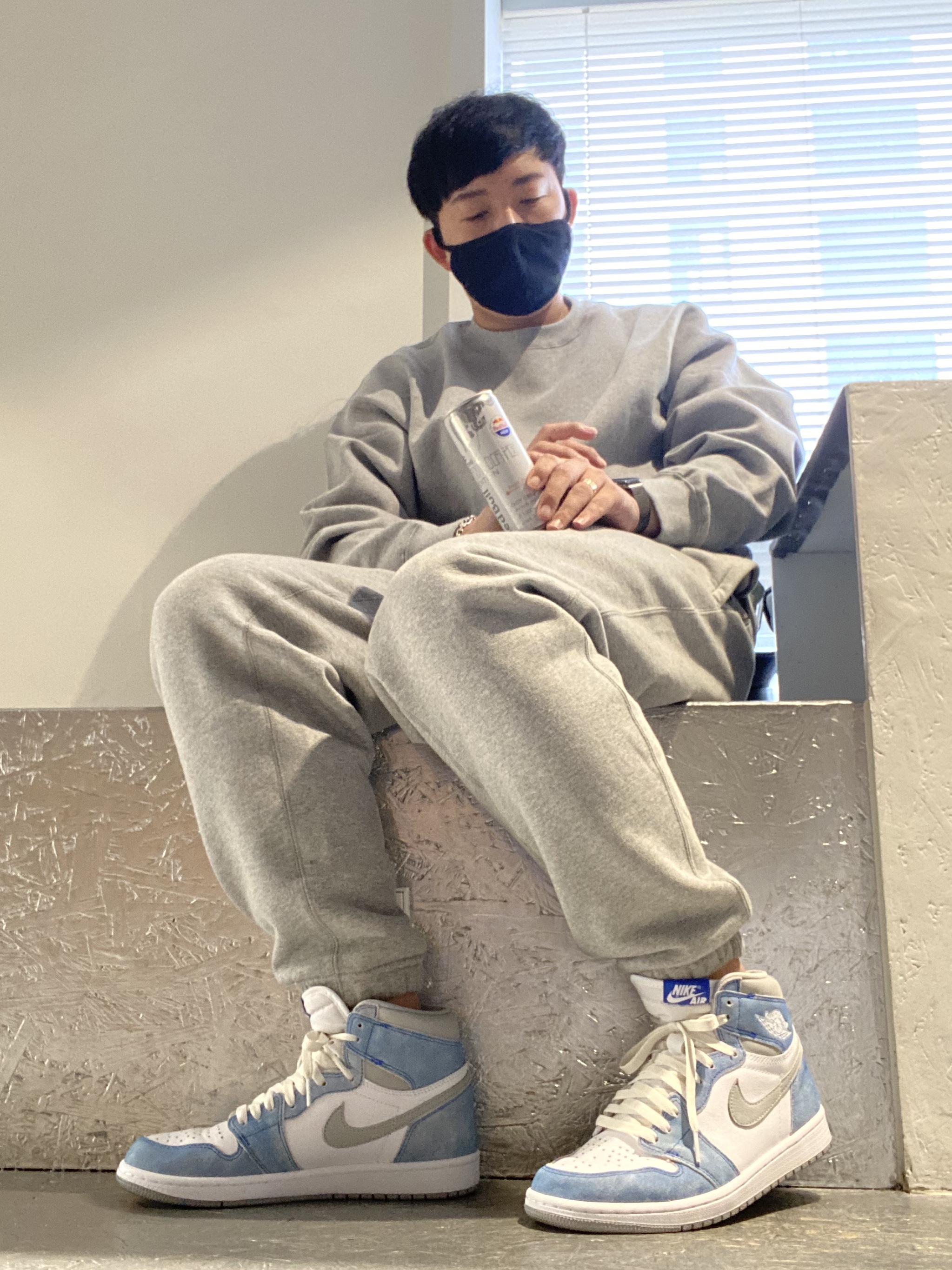 Jordan 1 Retro High OG Hyper Royal, Nike NRG Solo Swoosh Crew Fleece Dark Grey Heather - Asia 착용 스타일