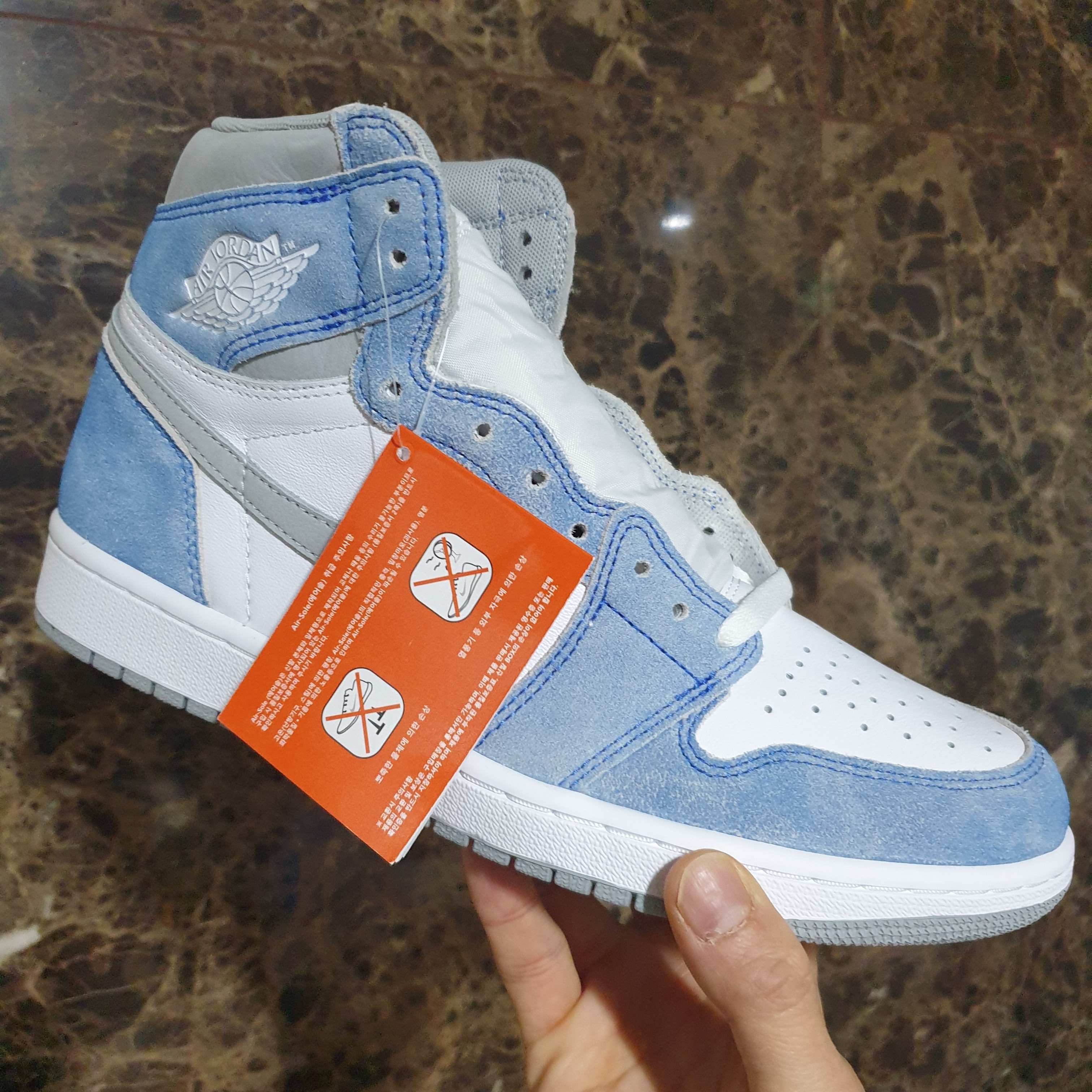 Jordan 1 Retro High OG Hyper Royal 착용 스타일 - 1
