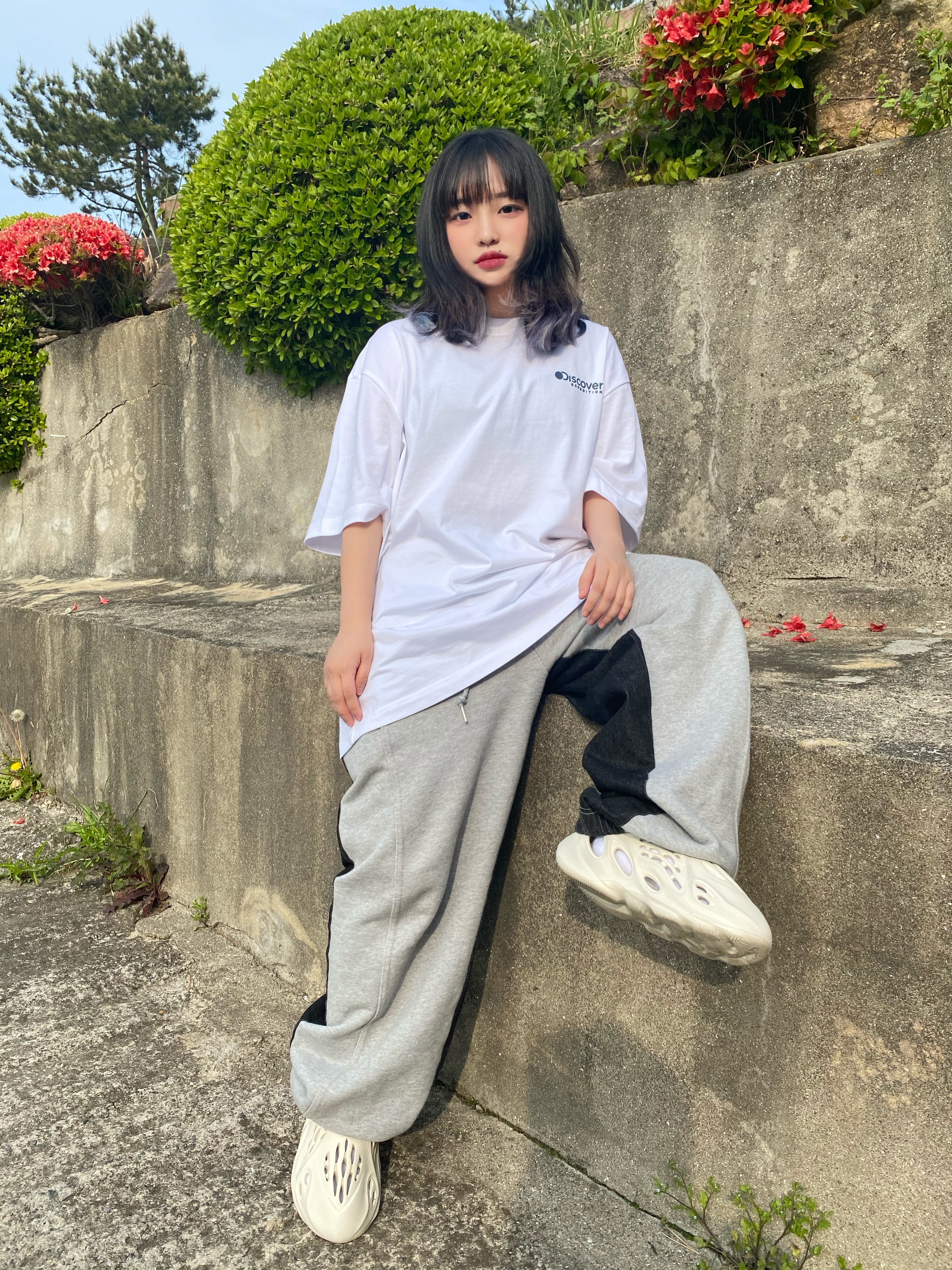 Adidas Yeezy Foam RNNR Sand 착용 스타일