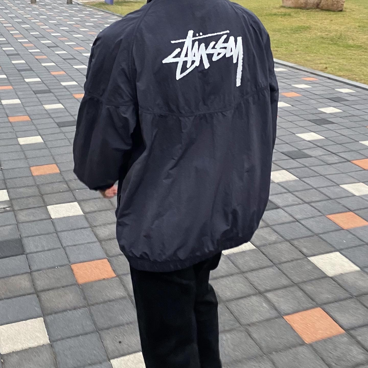 Nike x Stussy Windrunner Jacket Off Noir, Hoka Bondi 6 Black 착용 스타일 - 2