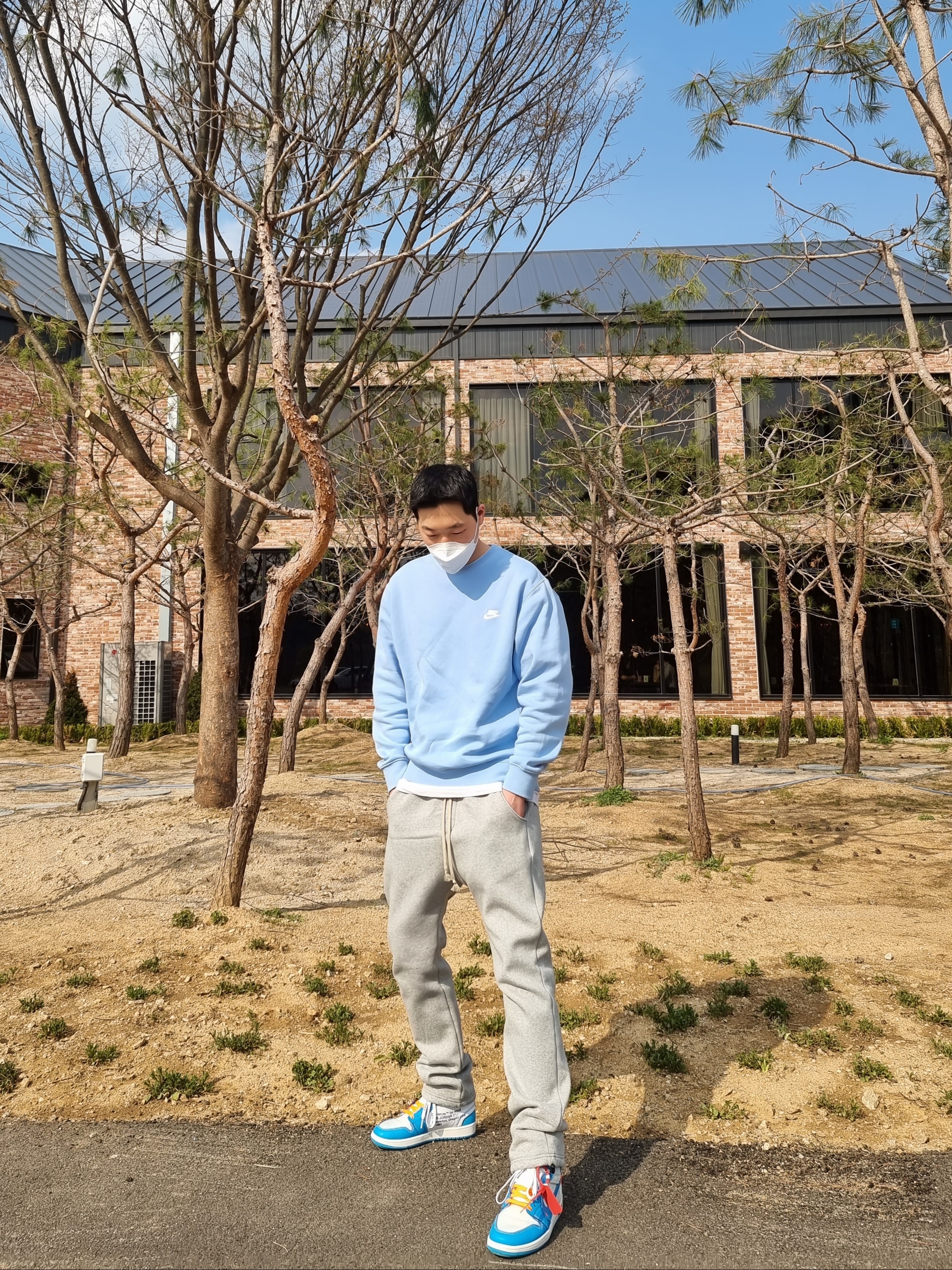 Jordan 1 x Off-White Retro High University Blue, Nike M NRG Sweatpants Grey Heather 착용 스타일 - 2