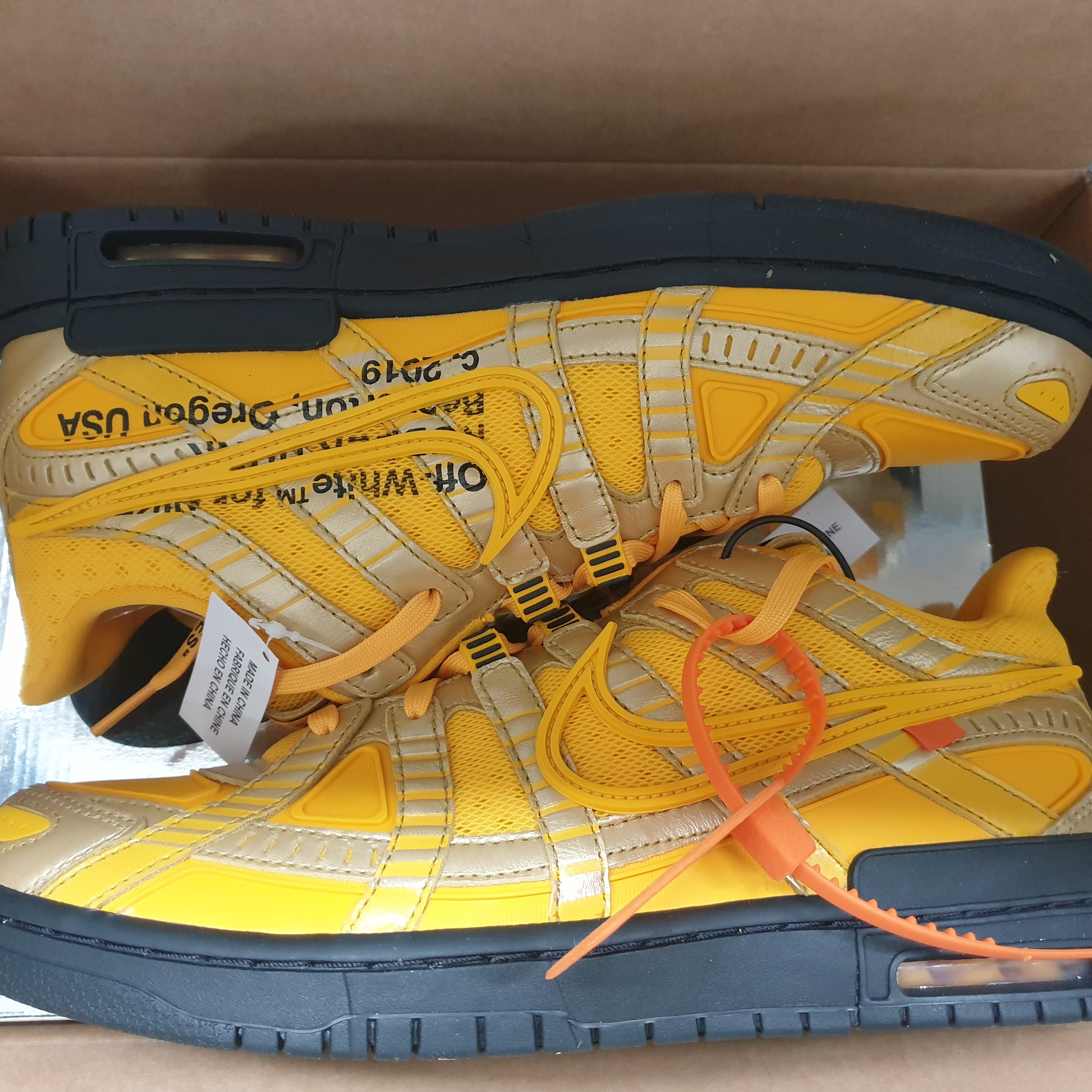 Nike x Off-White Air Rubber Dunk University Gold 착용 스타일