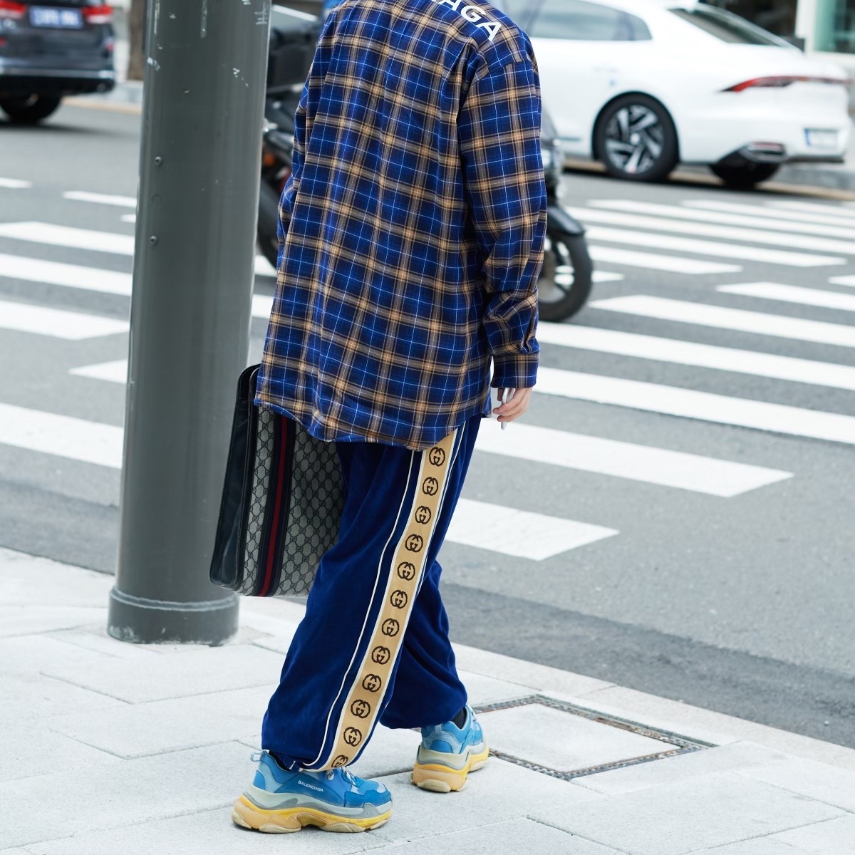 Balenciaga Triple S Grey Red Blue 2018 Reissue 착용 스타일 - 1