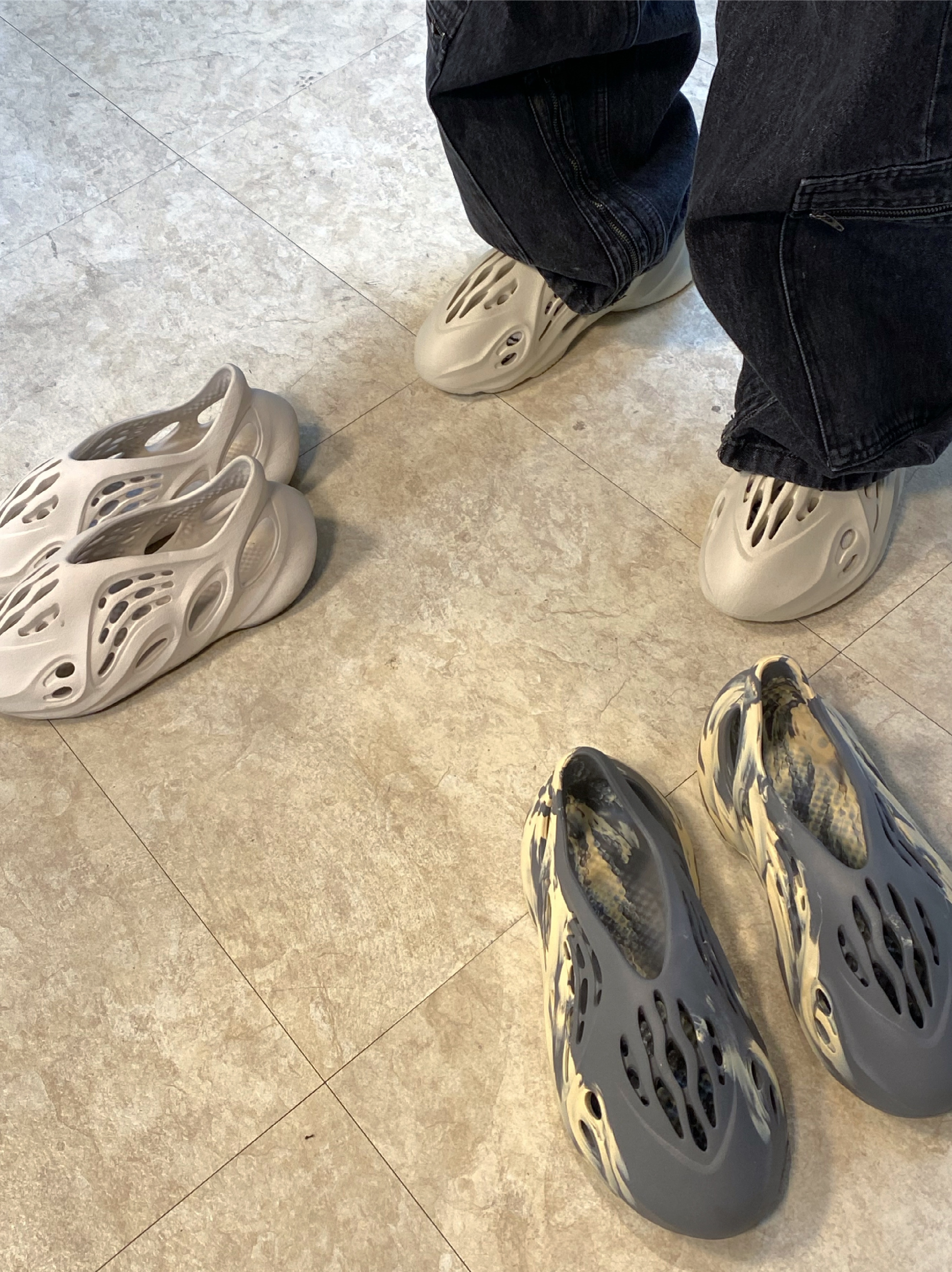 Adidas Yeezy Foam RNNR Sand, Adidas Yeezy Foam RNNR MXT Moon Gray 착용 스타일