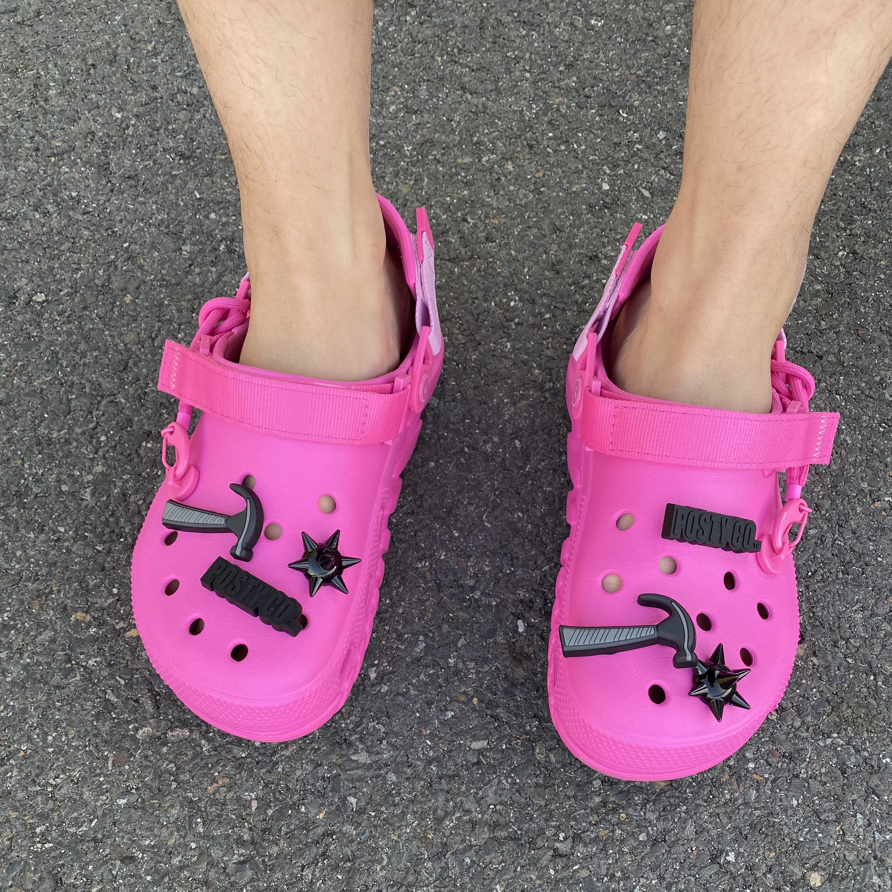 Crocs x Post Malone Duet Max Clog Electric Pink 착용 스타일