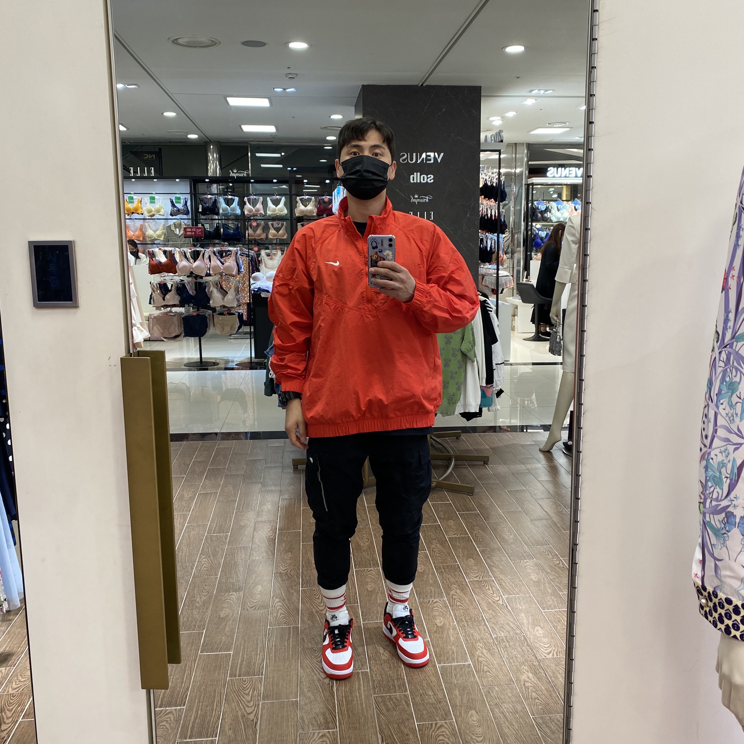 Nike x Stussy Windrunner Jacket Habanero Red 착용 스타일