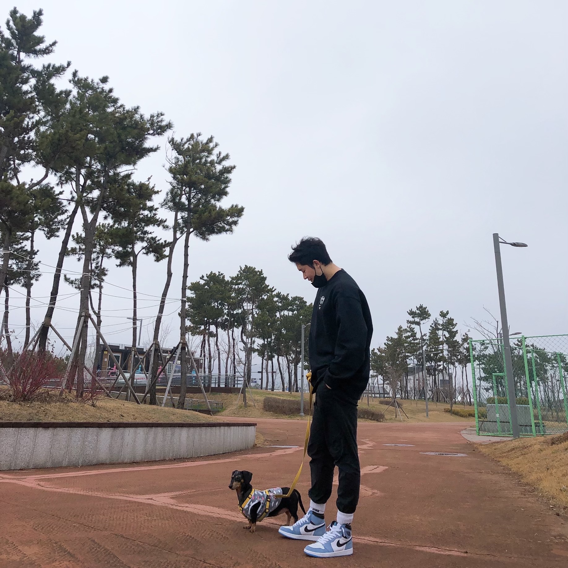 Nike x Stussy NRG ZR Fleece Crewneck Black - US/EU, Jordan 1 Retro High OG University Blue 착용 스타일