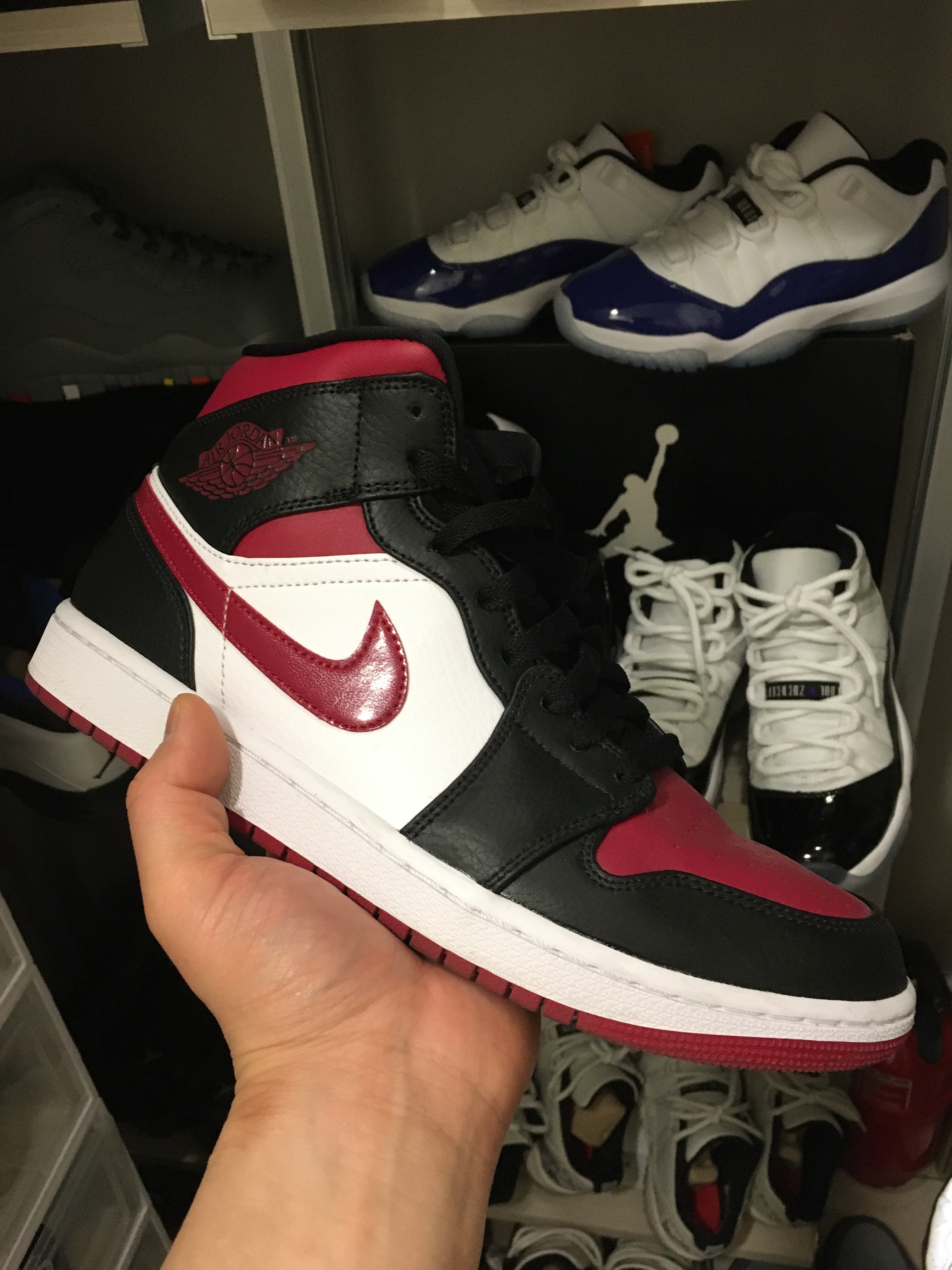Jordan 1 Mid Bred Toe Noble Red, (GS) Jordan 1 Mid Noble Red 착용 스타일 - 1