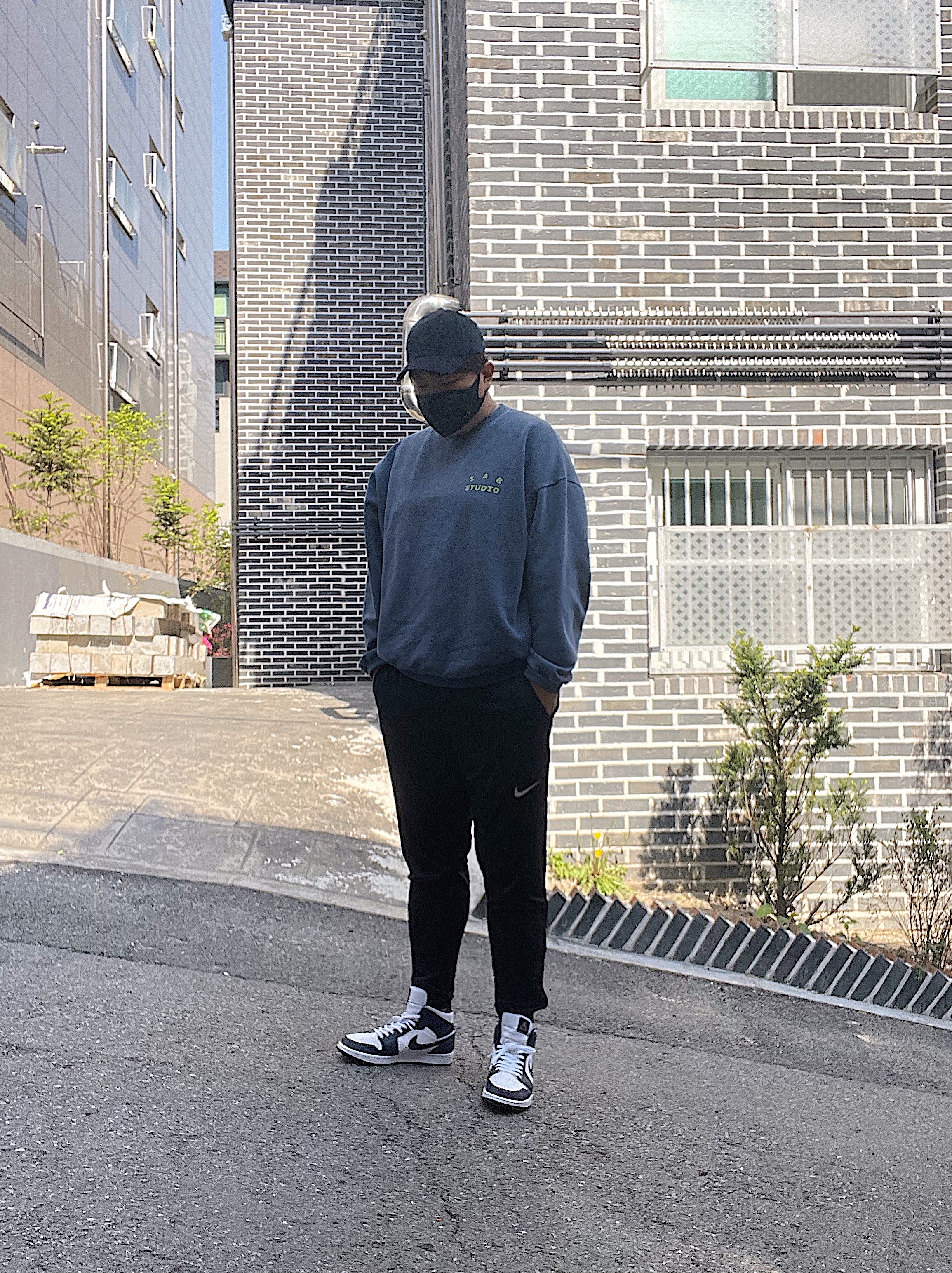 IAB Studio Pigment Sweatshirt Navy, Nike Heritage 86 Corduroy Cap Black 착용 스타일