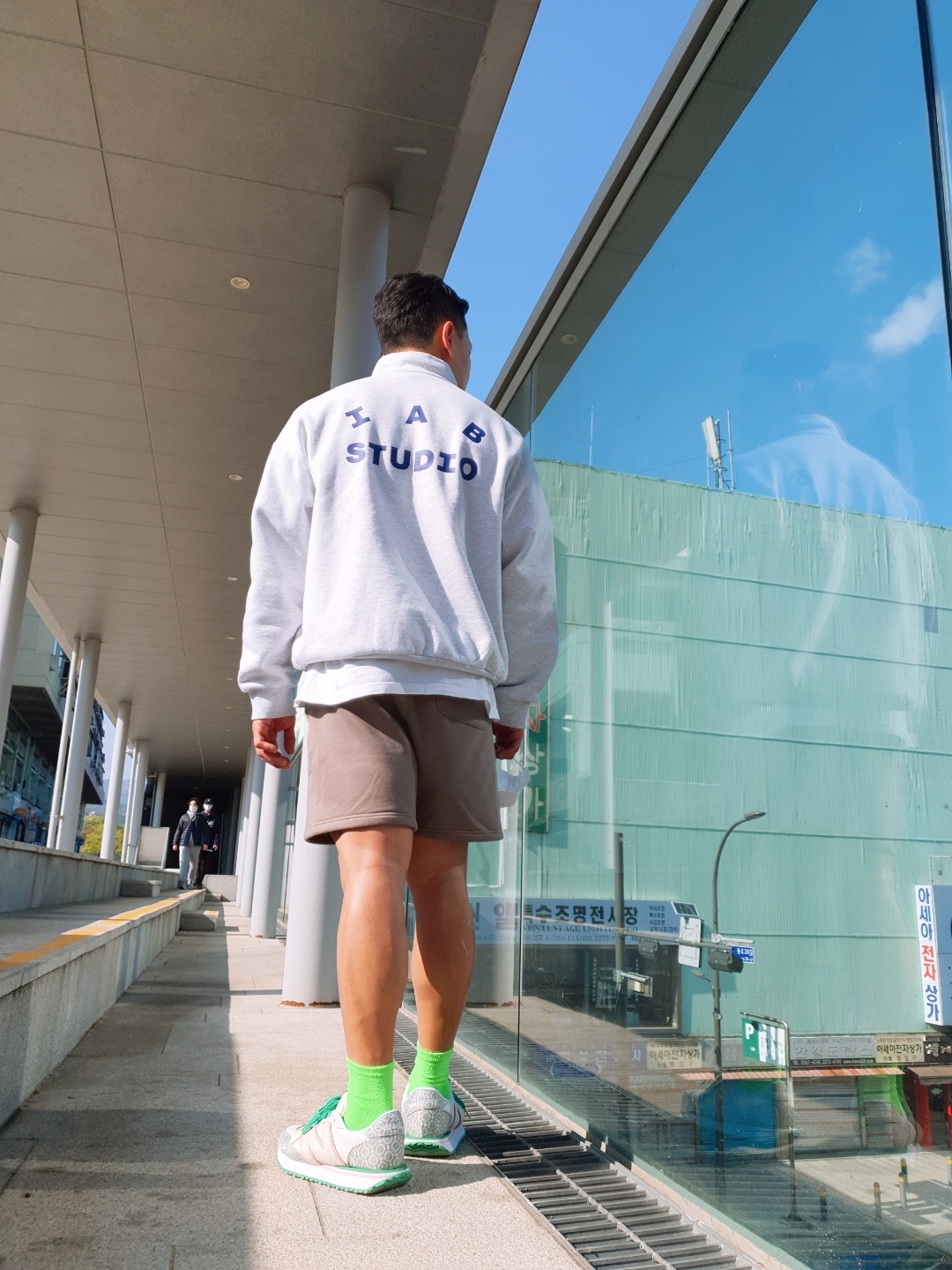 IAB Studio Half Zip Pullover Light Gray, Essentials Fleece Shorts Taupe - 20FW 착용 스타일 - 2
