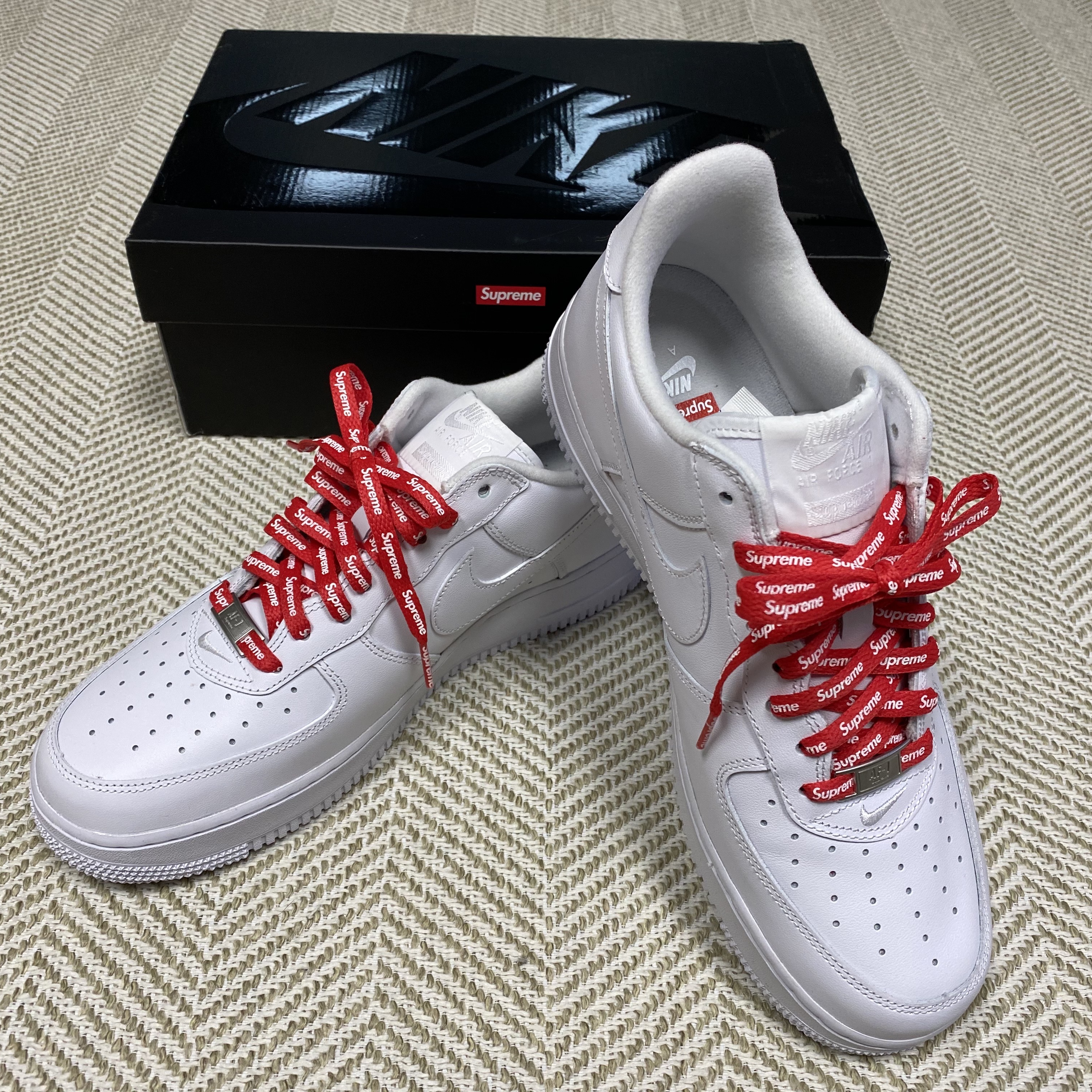 Nike x Supreme Air Force 1 Low White 착용 스타일 - 1