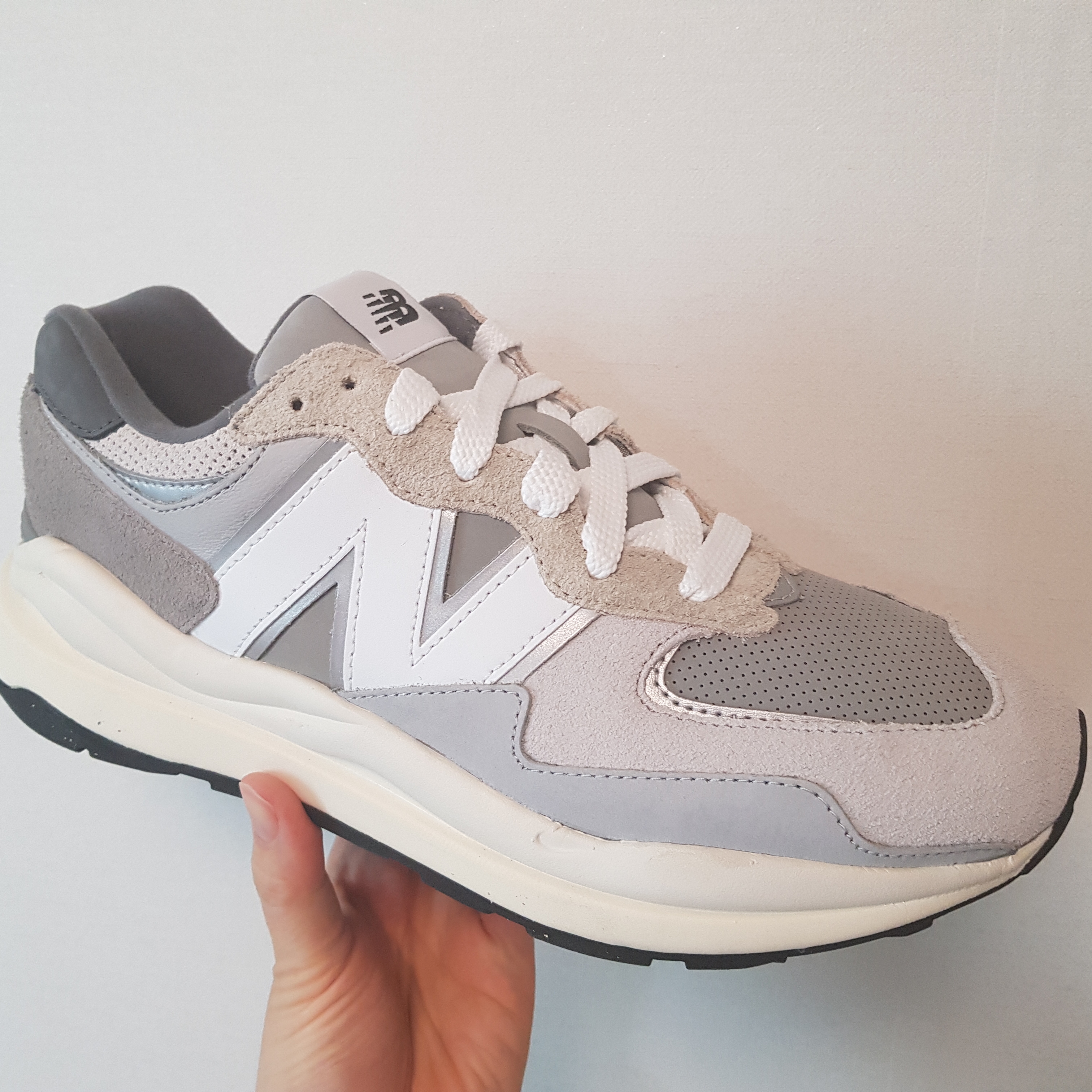 New Balance 5740 Grey 착용 스타일 - 1
