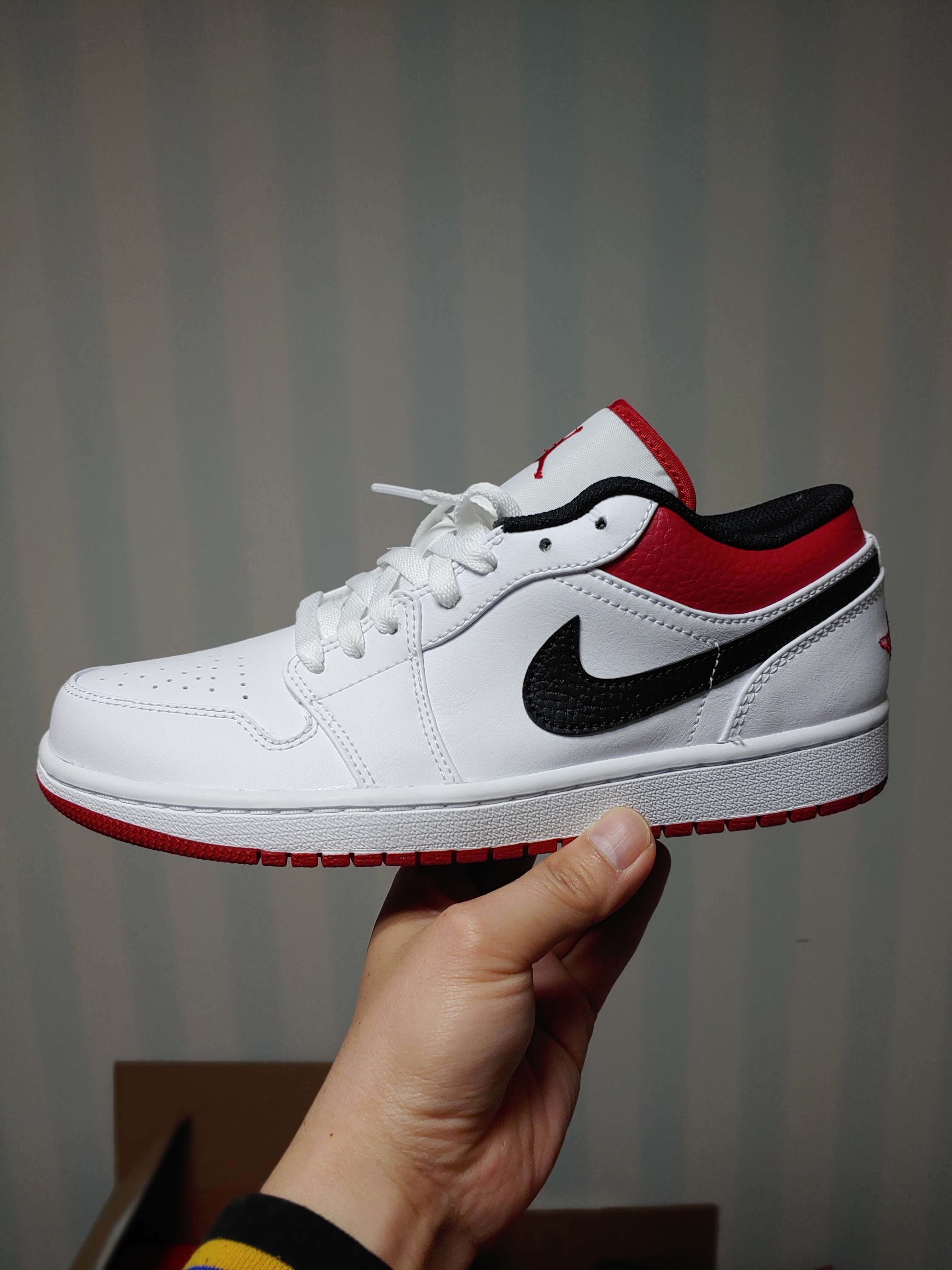 Jordan 1 Low White Red Black 착용 스타일 - 1