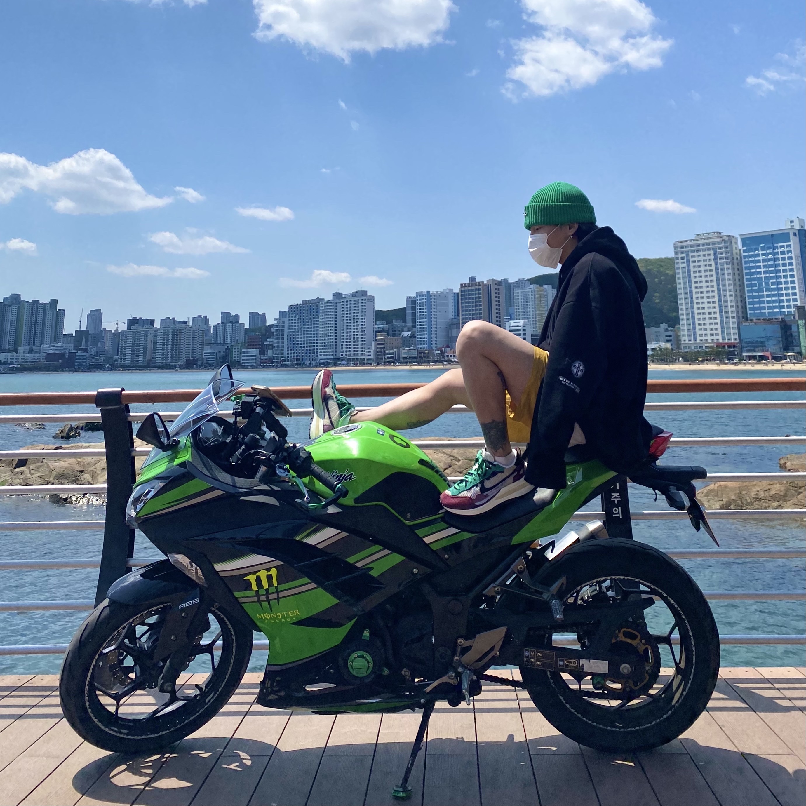 Nike x Sacai VaporWaffle String & Black Villain Red 착용 스타일 - 2