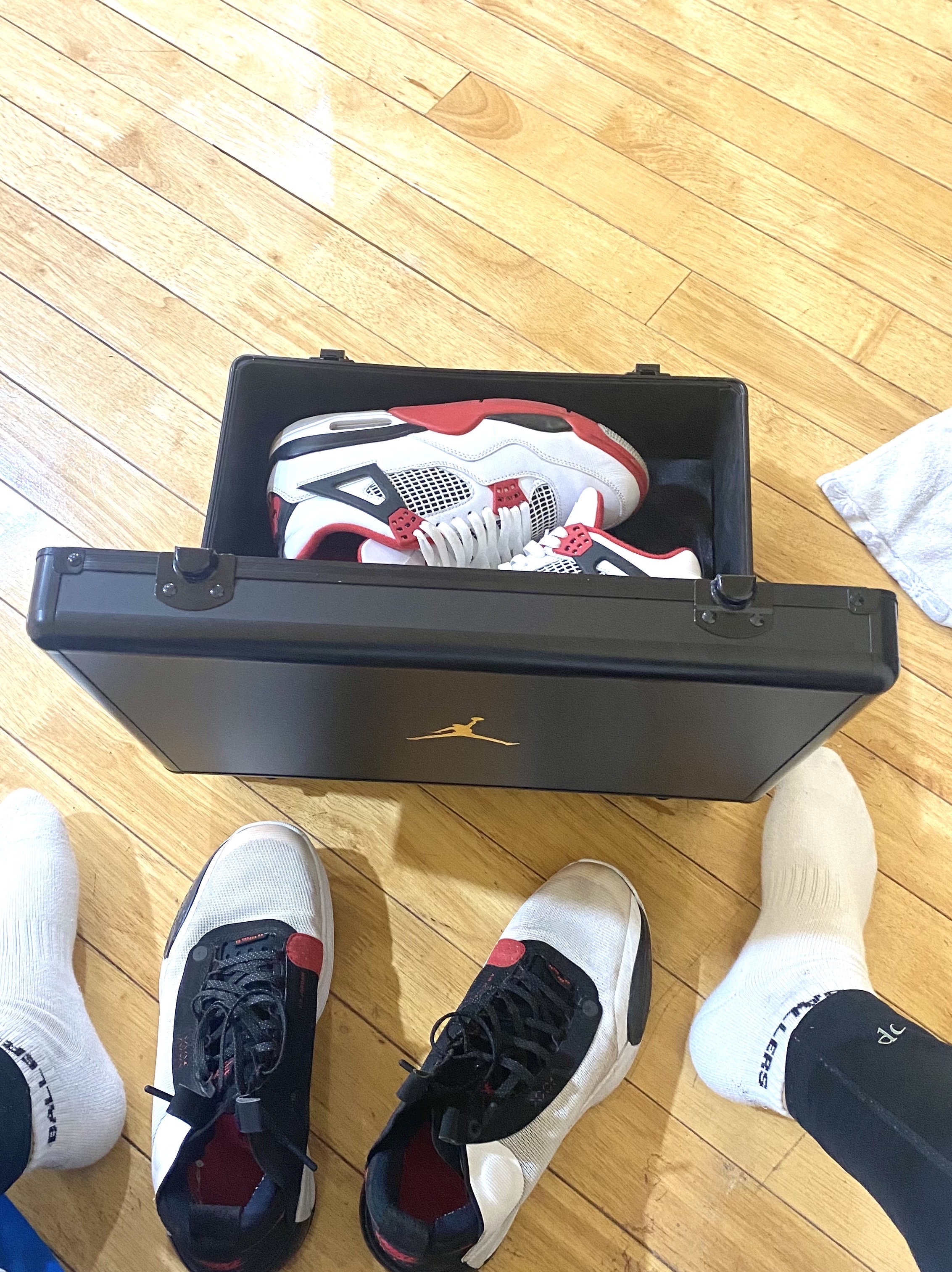 Jordan 1 Retro High OG Royal Toe, Jordan 4 Retro OG Fire Red 2020 착용 스타일 - 4