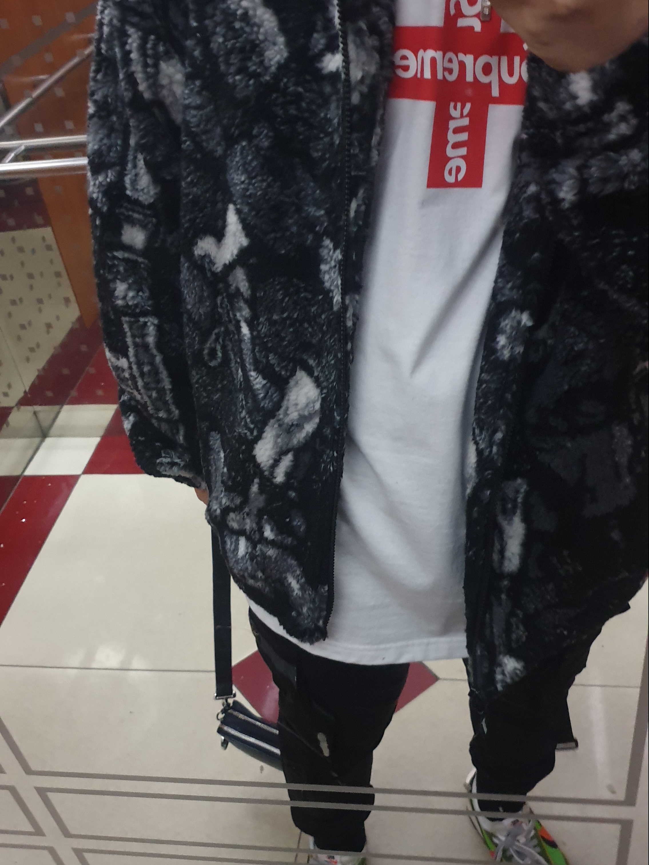 Supreme Cross Box Logo T-Shirt White - 20FW, Supreme Saint Michael Fleece Jacket Black - 21SS 착용 스타일 - 1