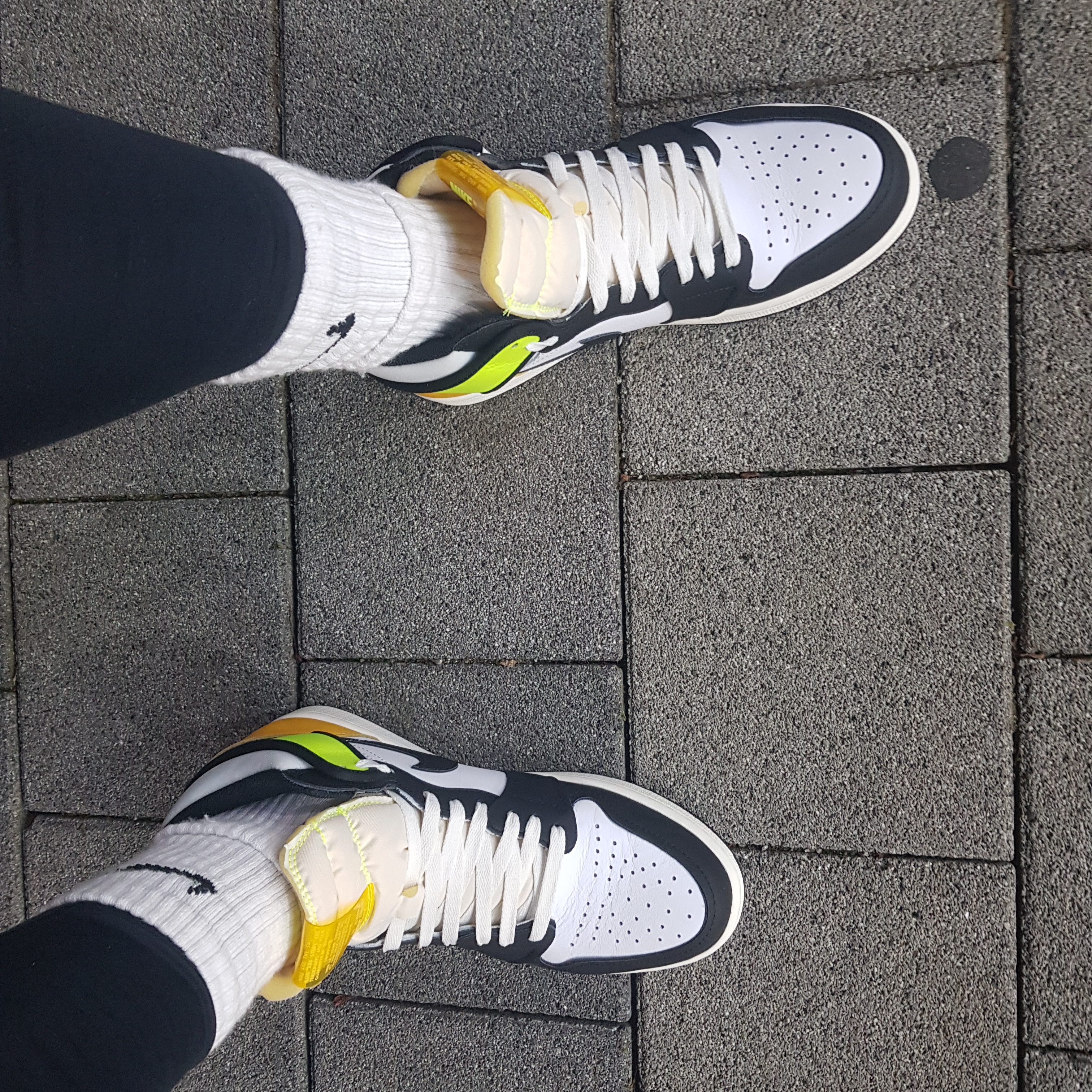 Jordan 1 Retro High OG Volt Gold 착용 스타일 - 2